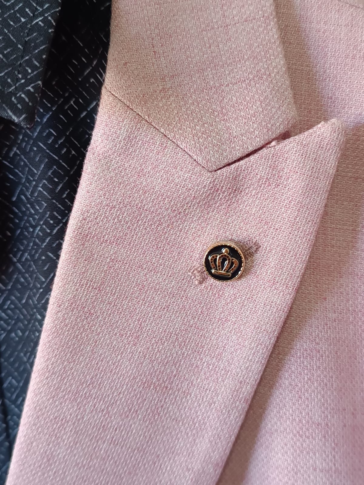 Pin dorado de corona