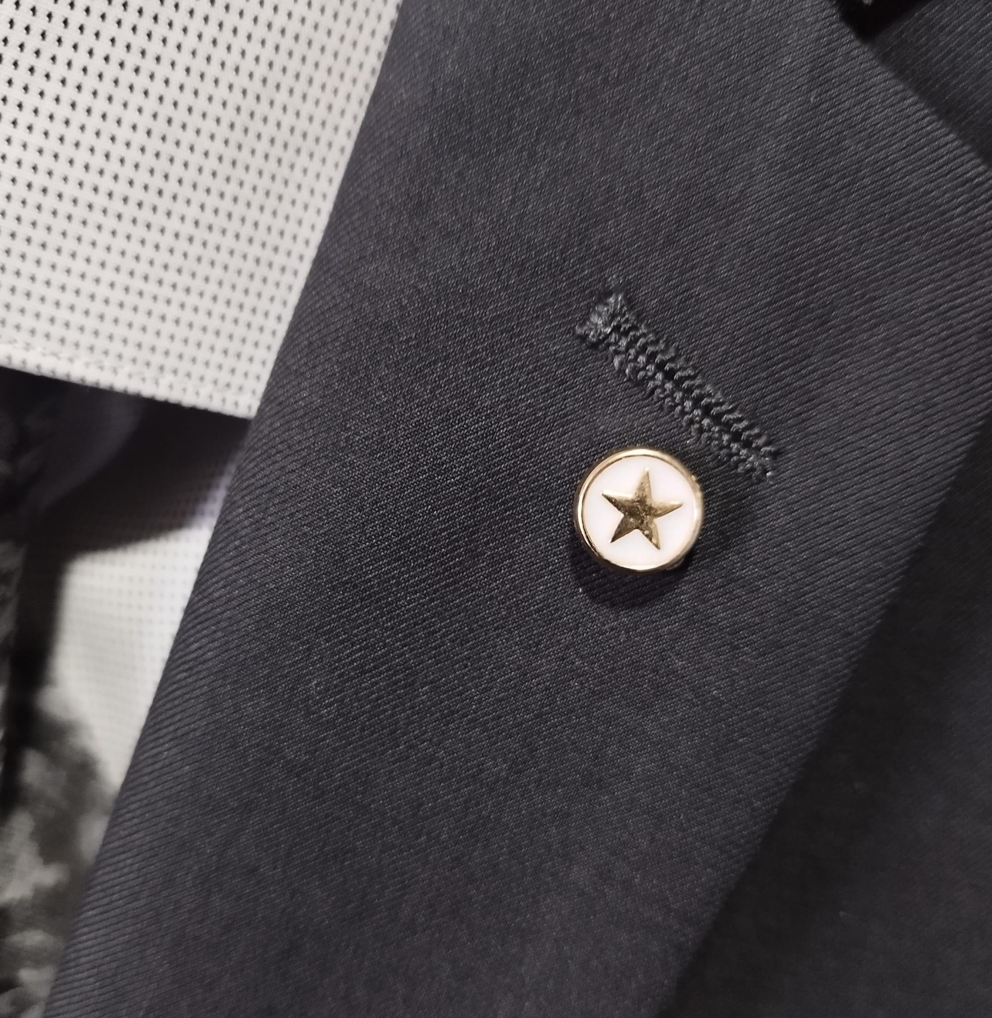  Pin Botón dorado con estrella