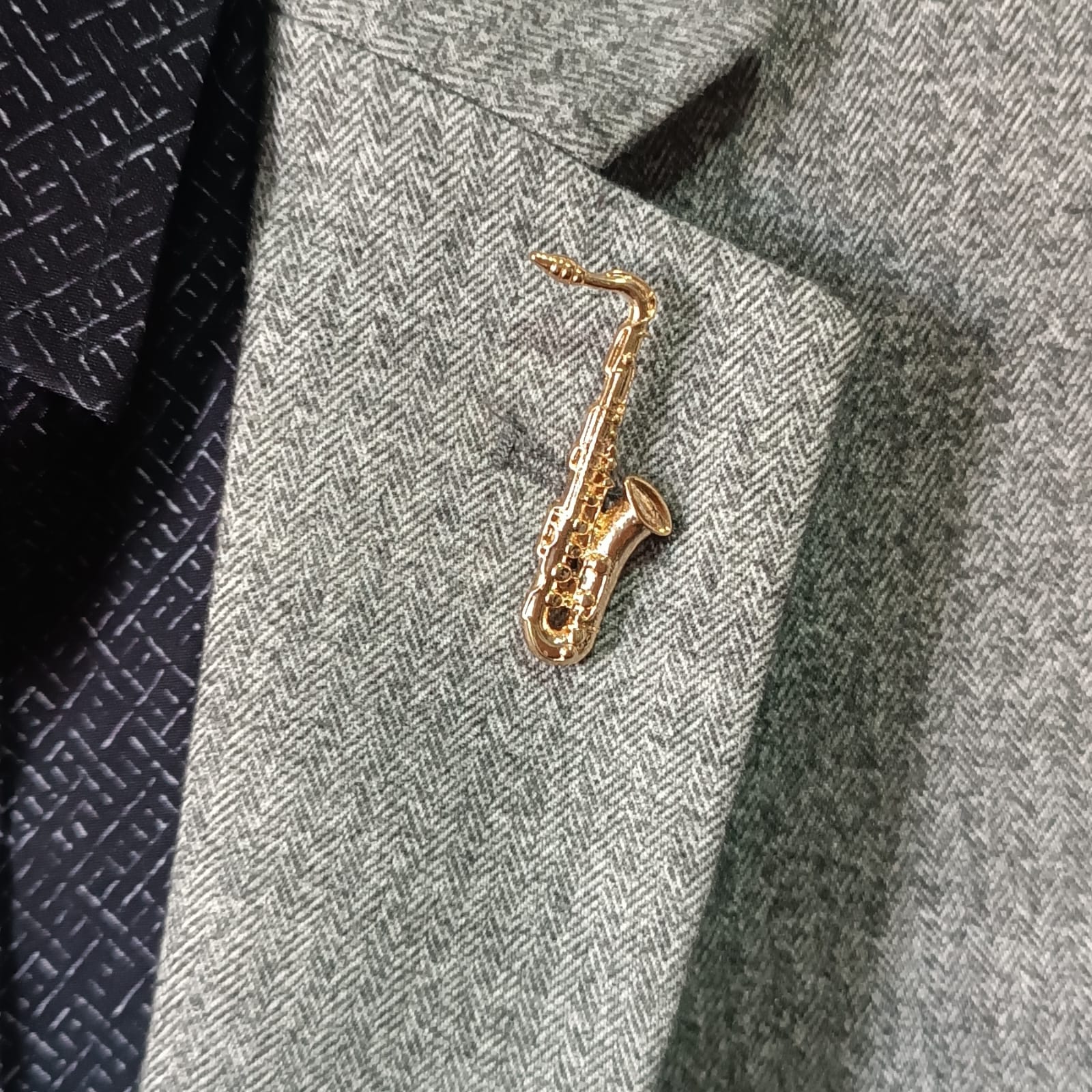Broche de saxofón dorado