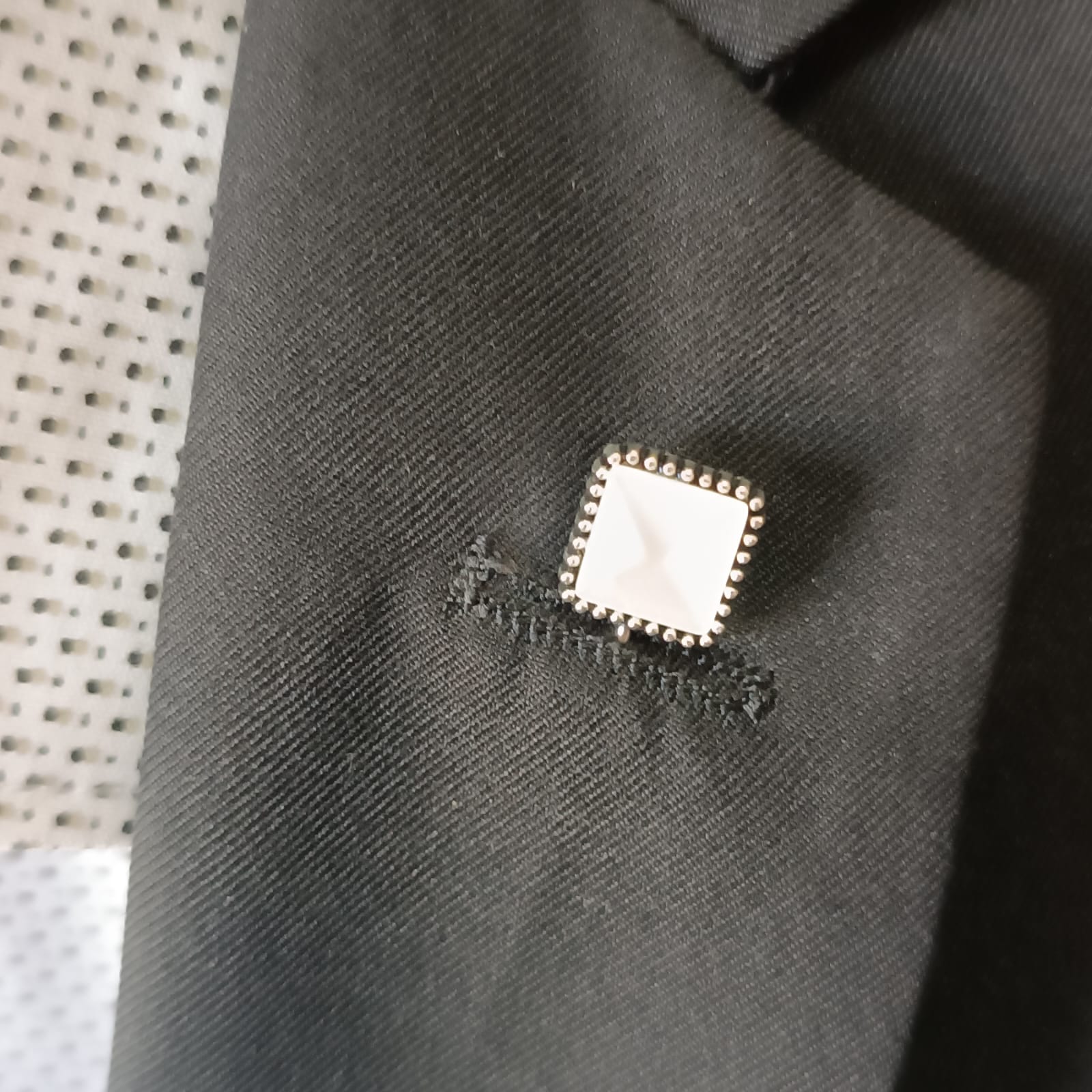 Alfiler de estilo piramidal