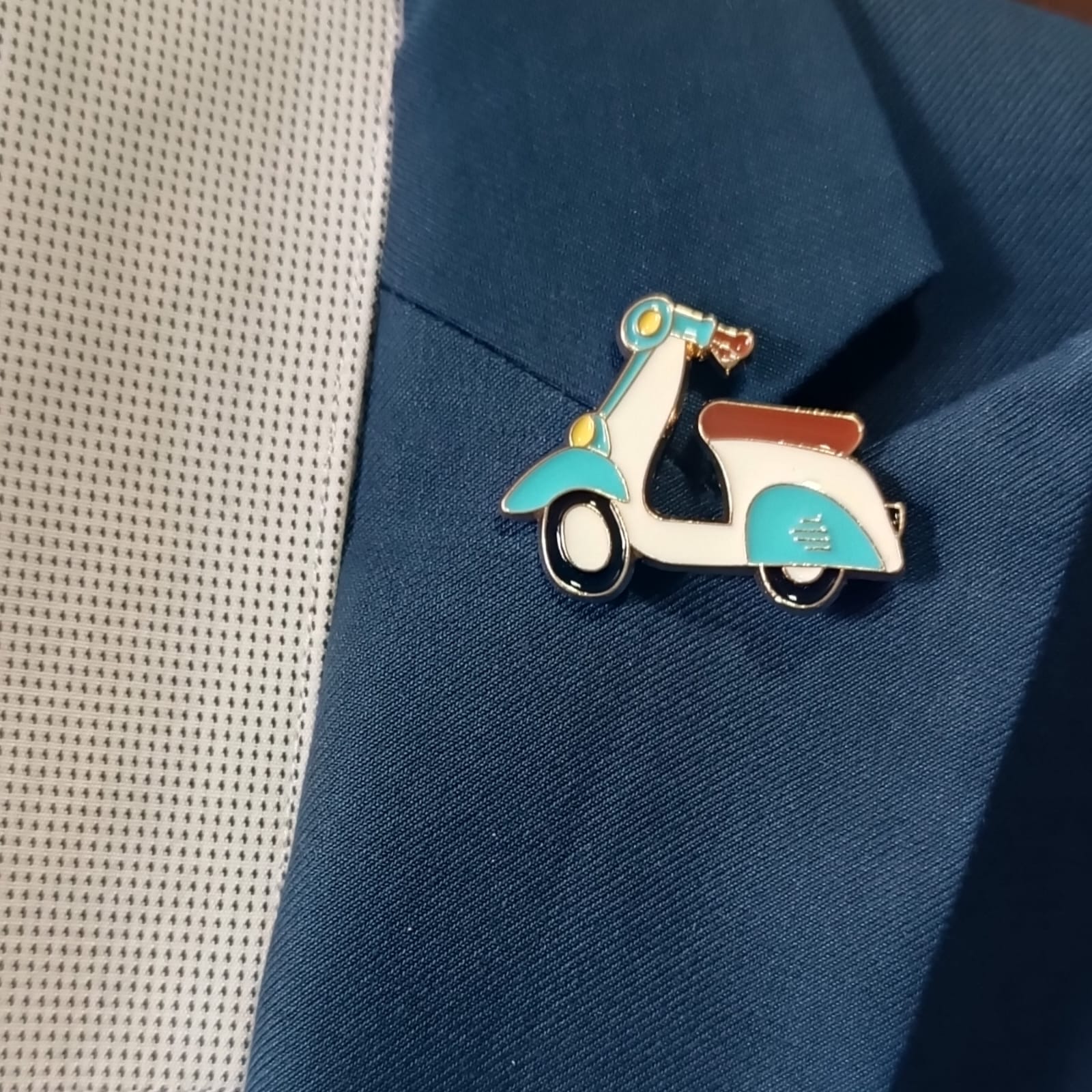 Pin de scooter vintage
