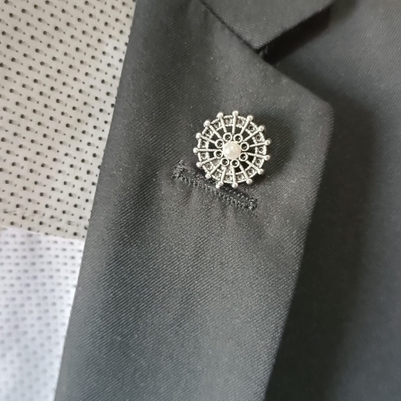 Alfiler plateado elegante