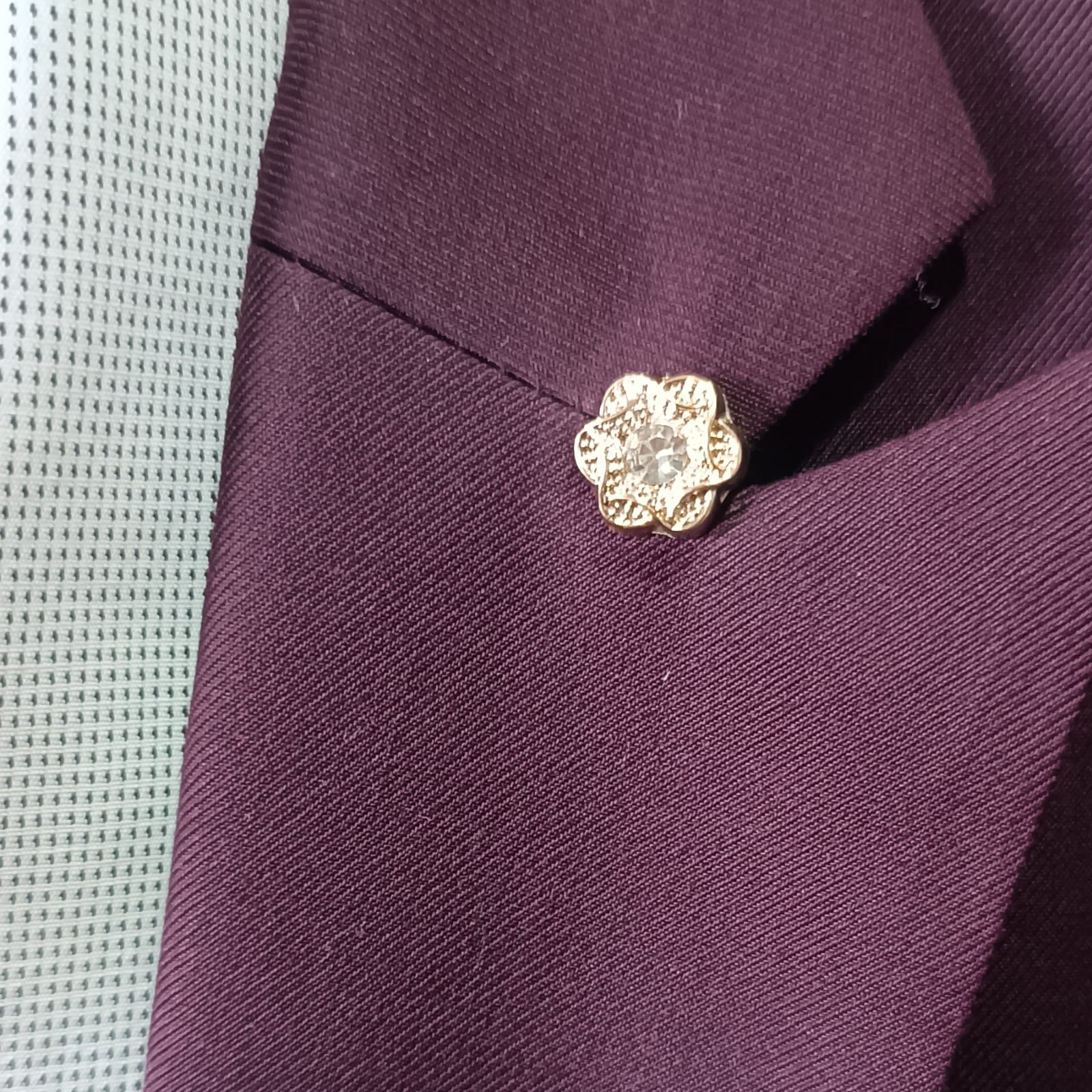 Pin de flor elegante