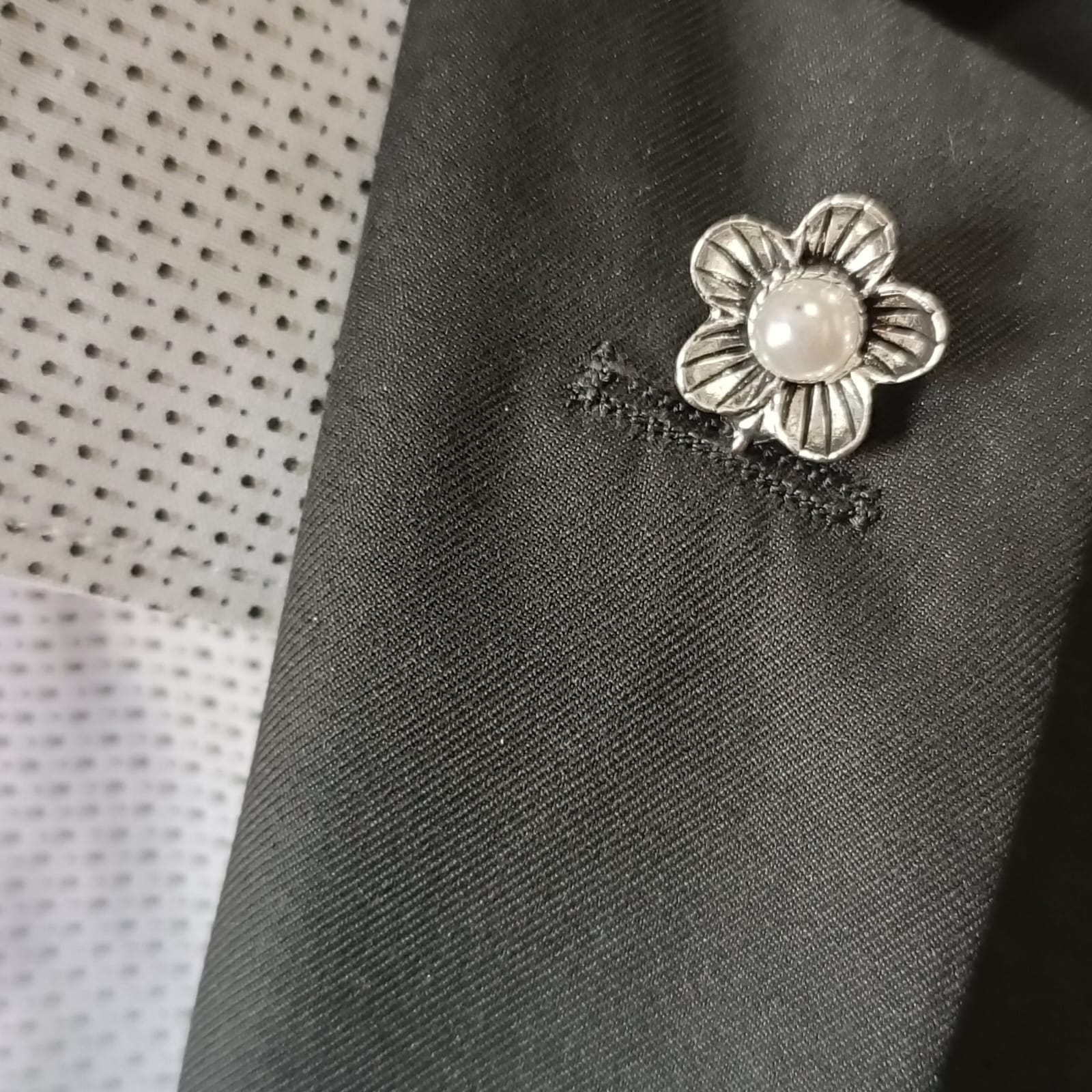 Alfiler de flor con perla