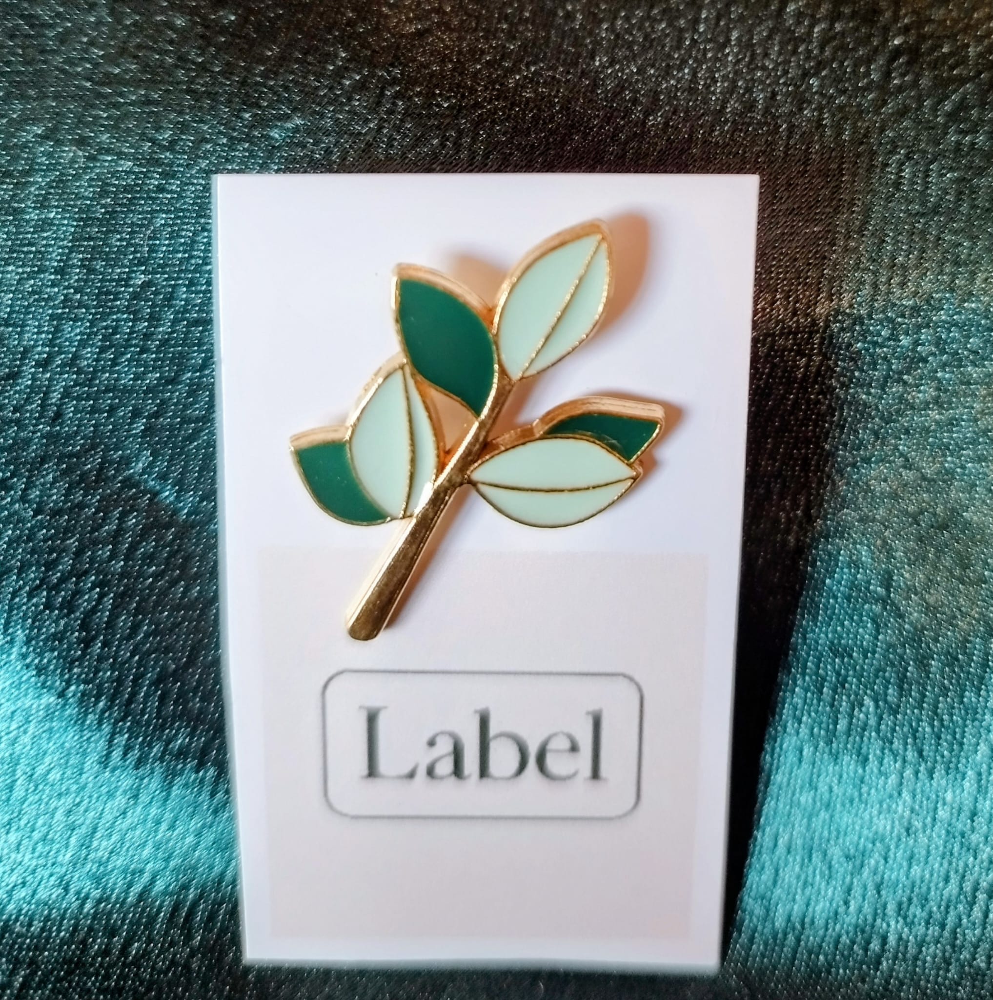 Pin de rama con hojas