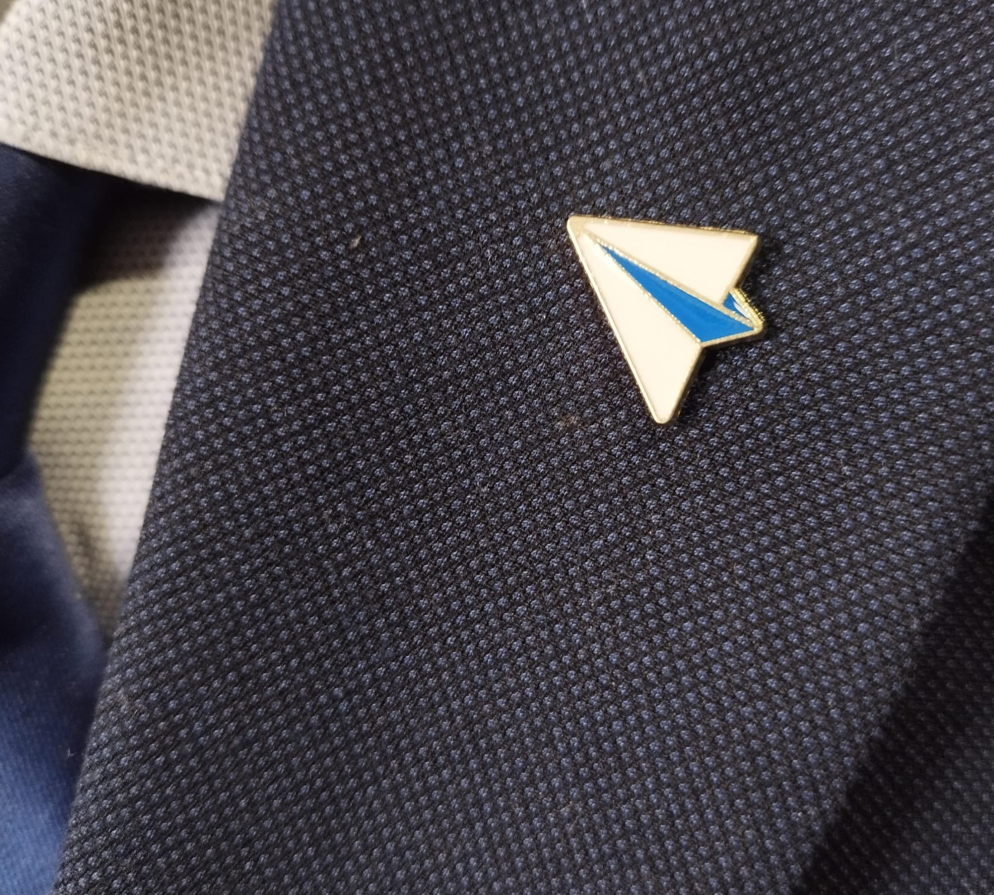 Pin de avión de papel