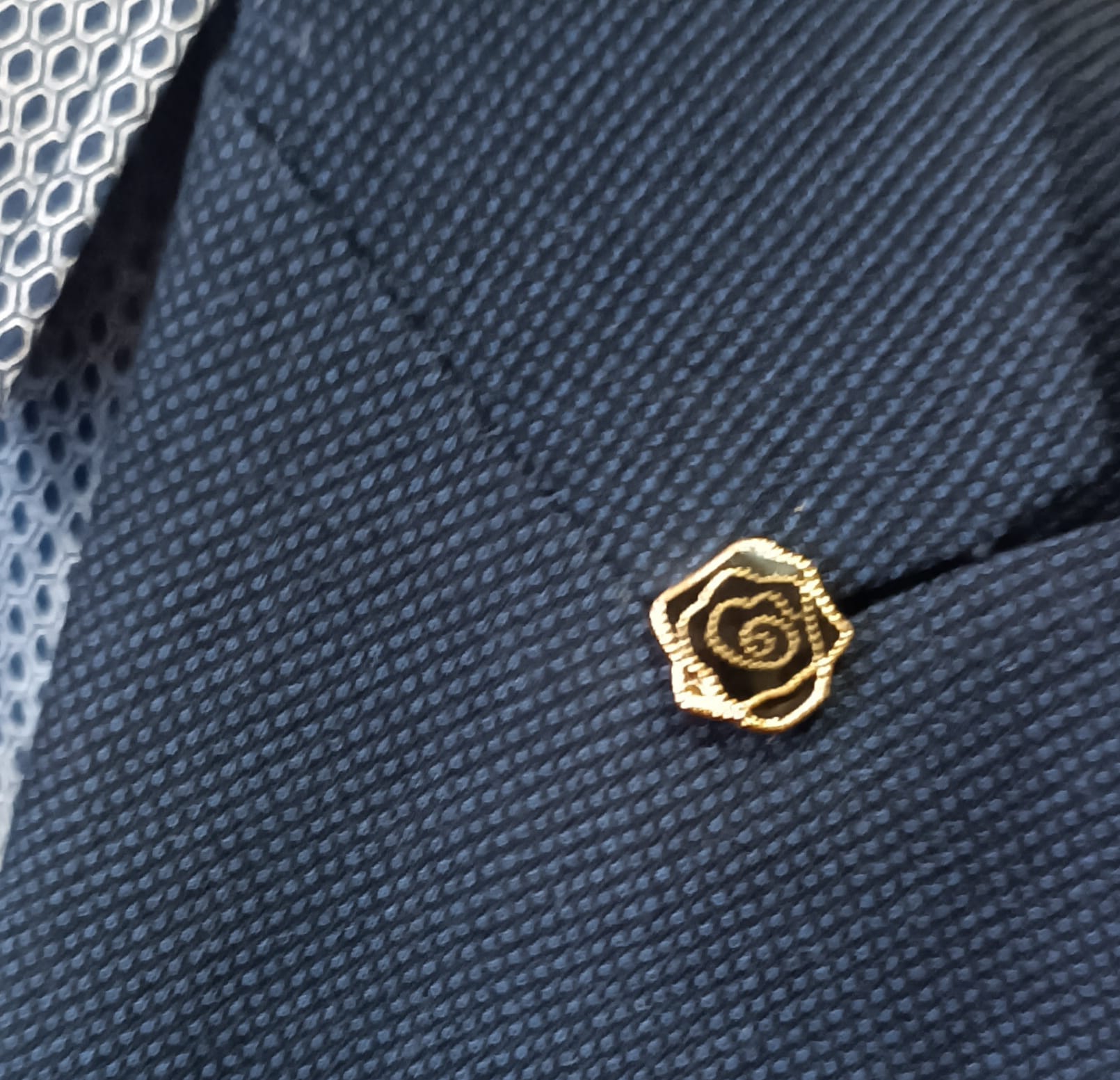 Pin de solapa en forma de rosa