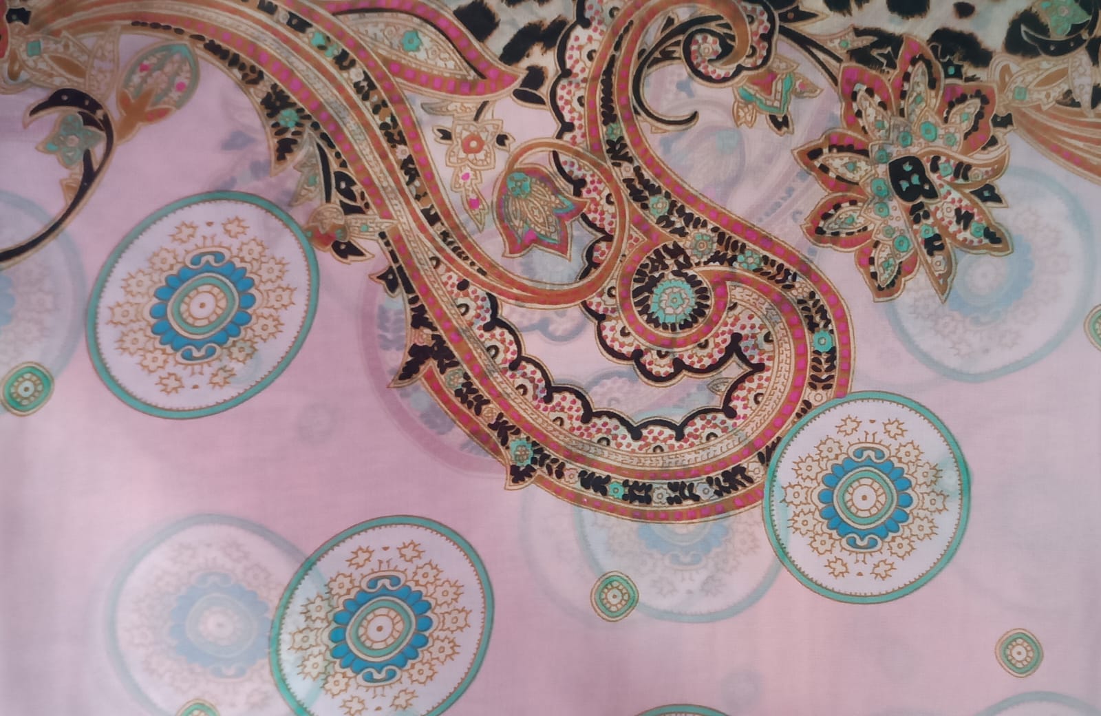 Pañuelo de seda estampado