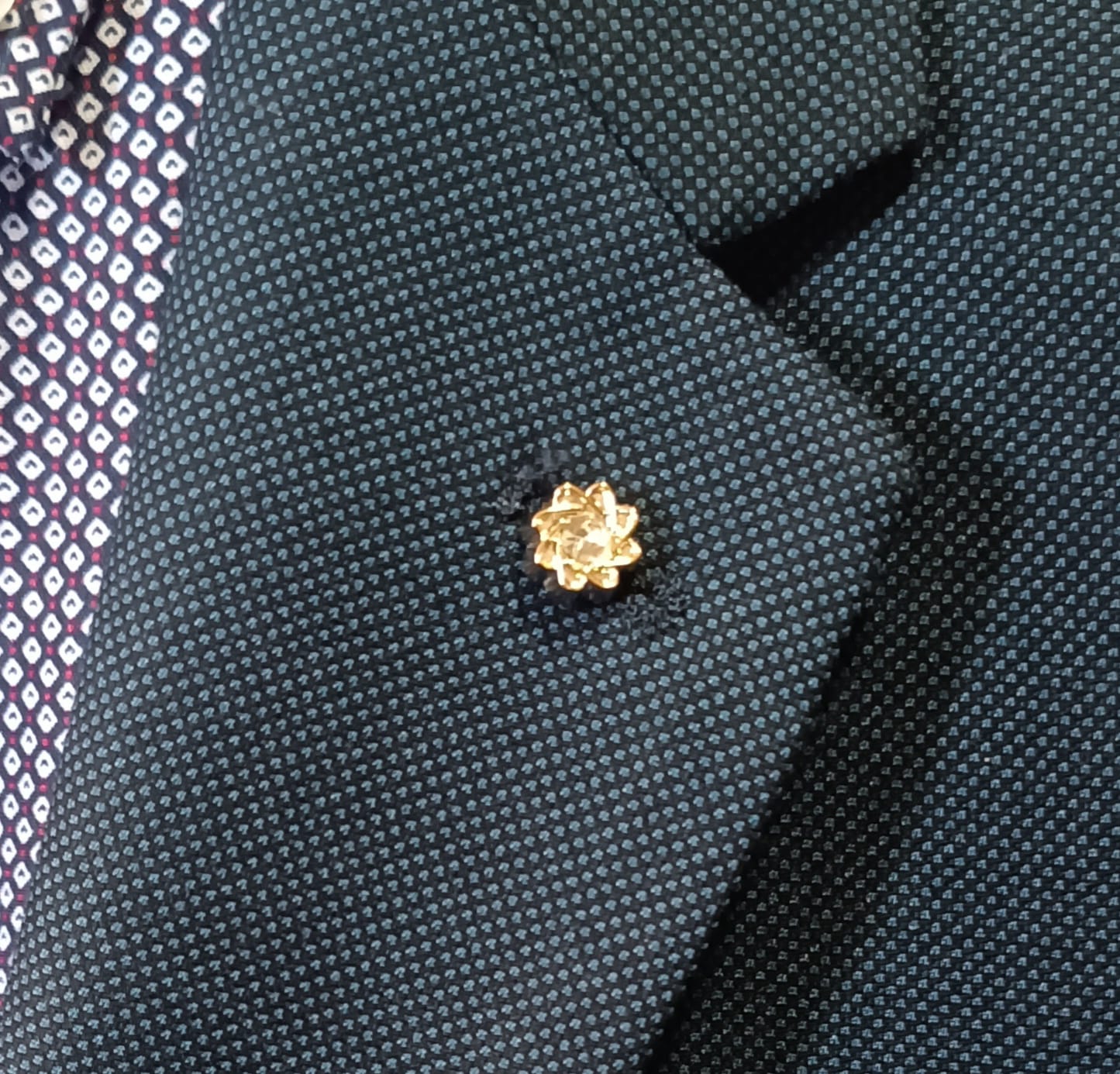 Pin de solapa dorado