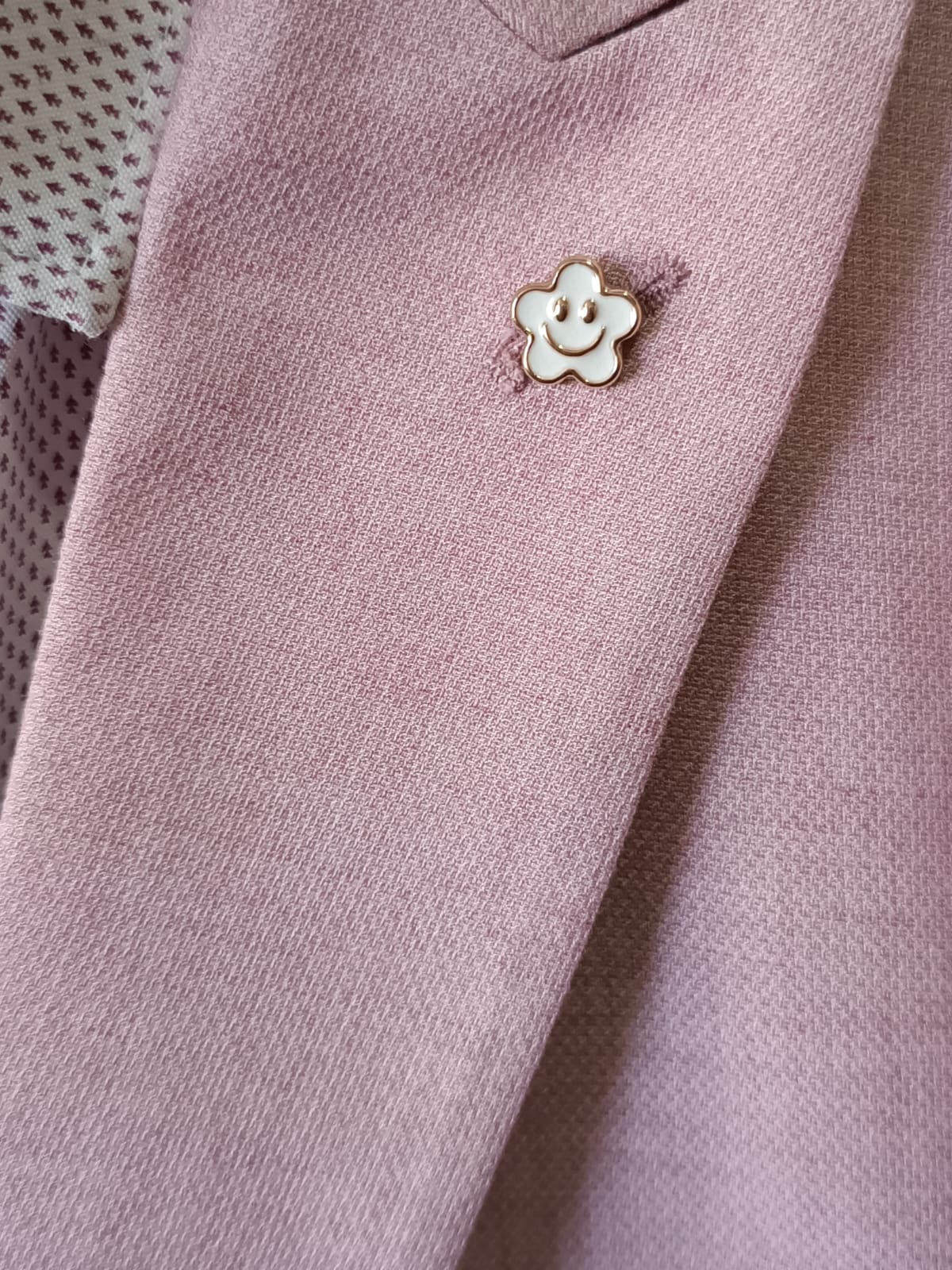 Broche flor sonriente