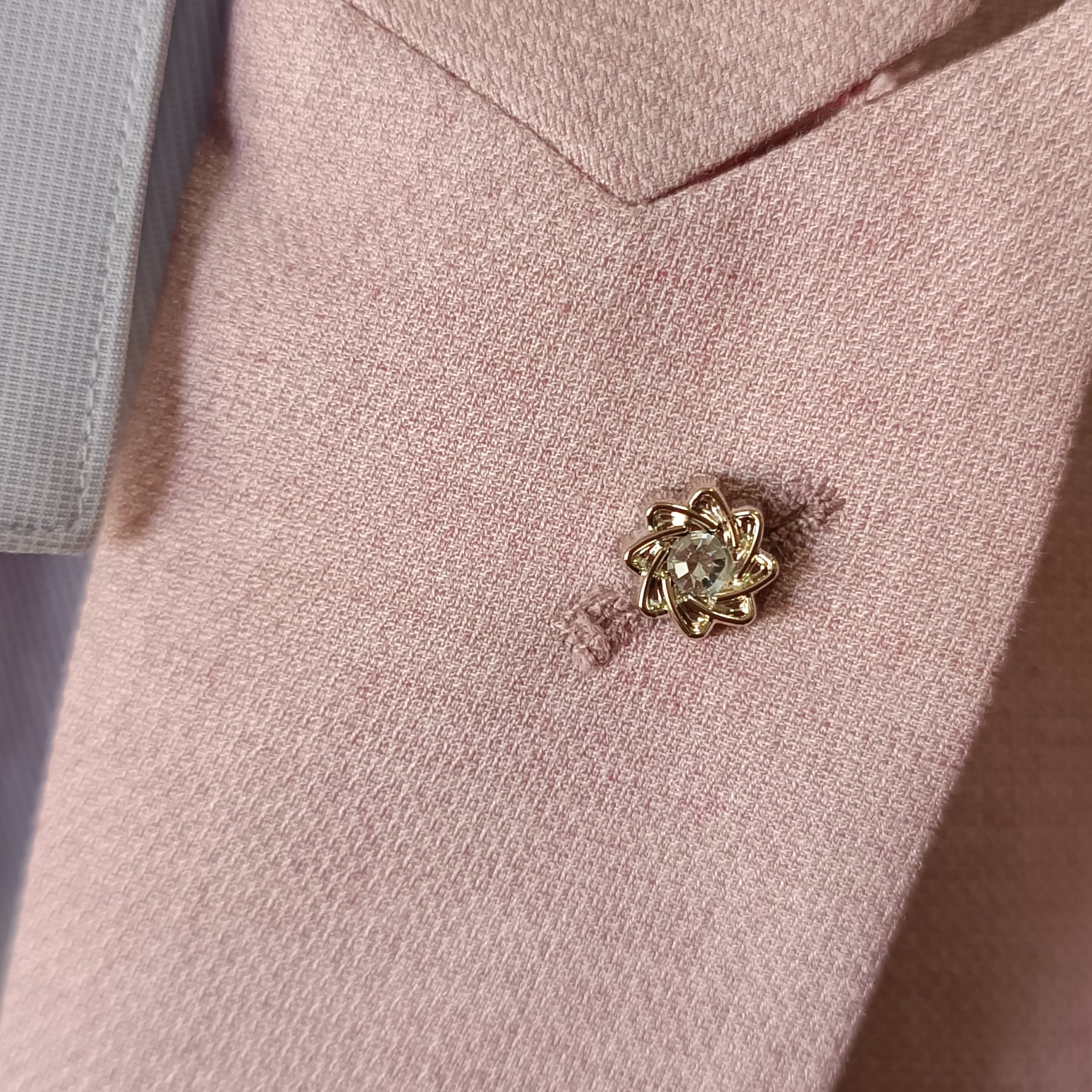 Pin de solapa dorado