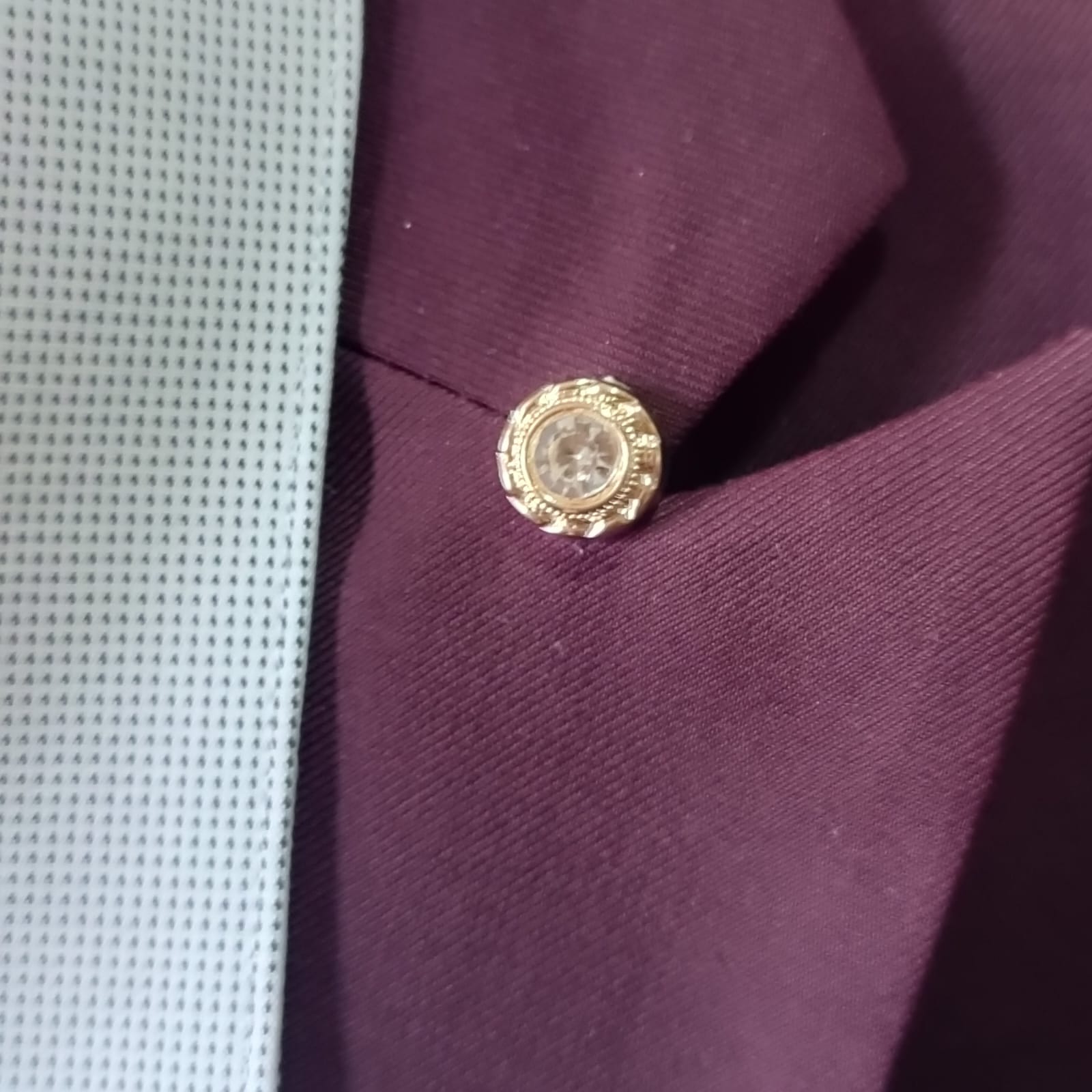 Pin dorado para blazer