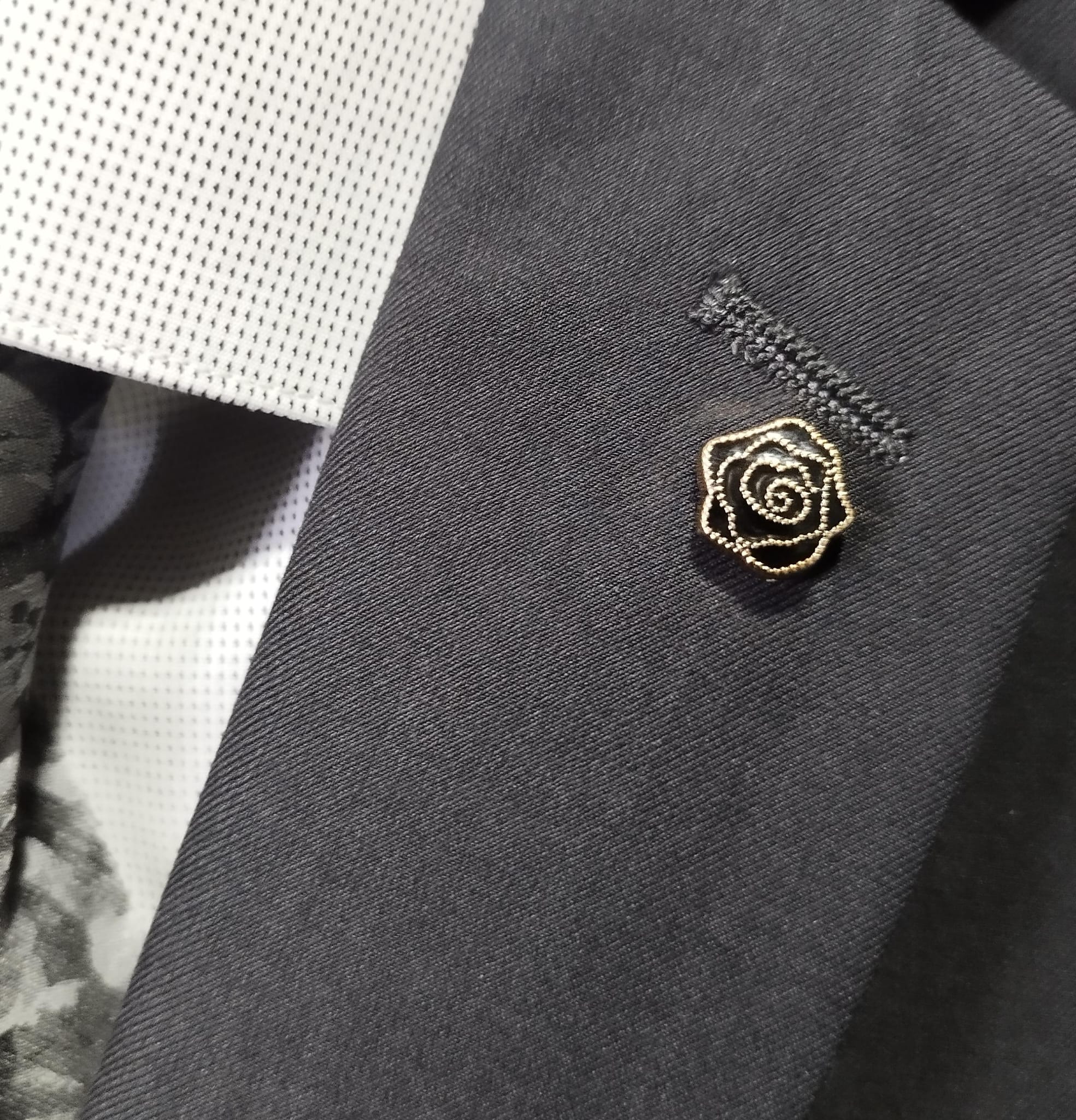 Pin de solapa en forma de rosa