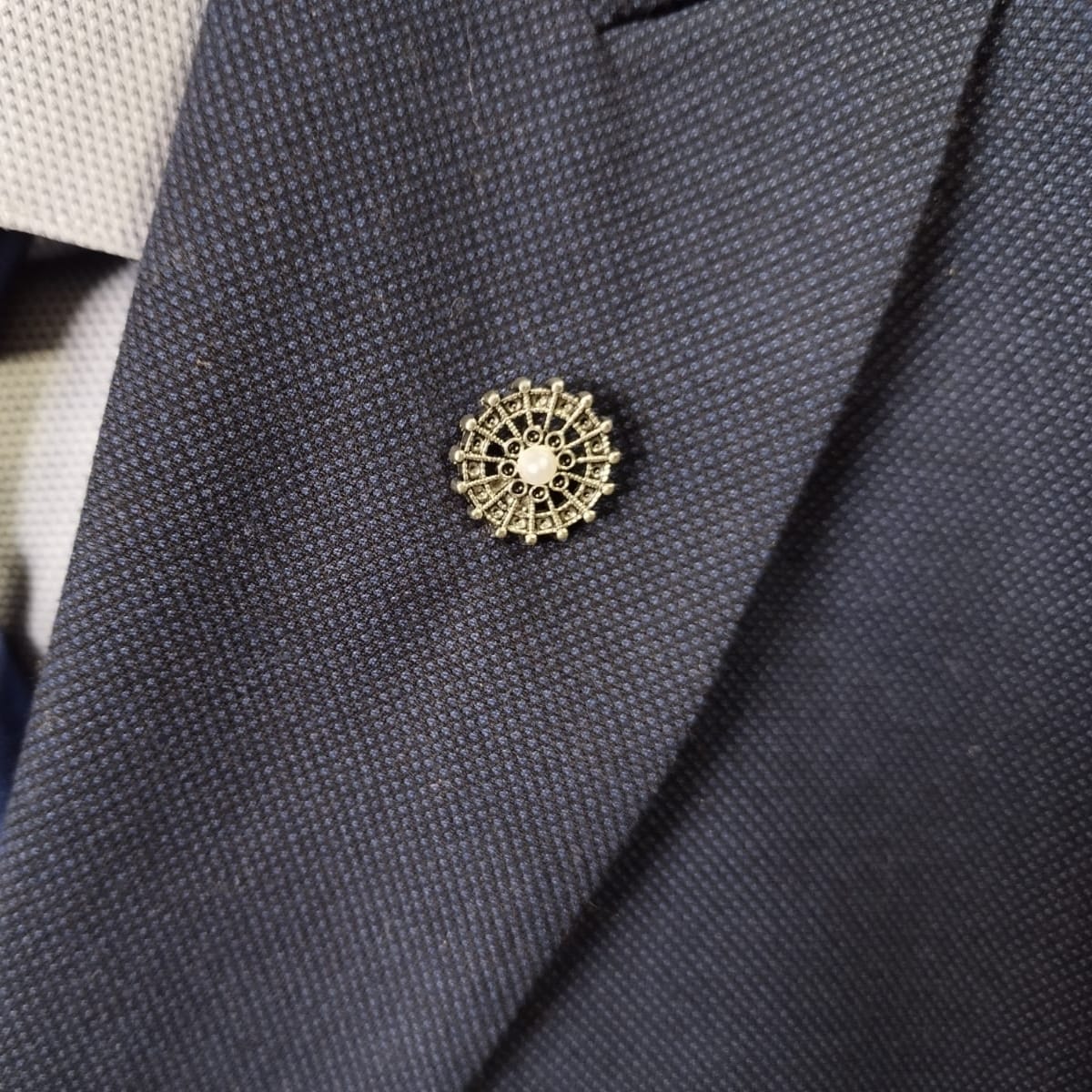 Alfiler plateado elegante