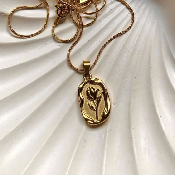 🌹 Golden Rose Pendant Necklace – Anti-Tarnish