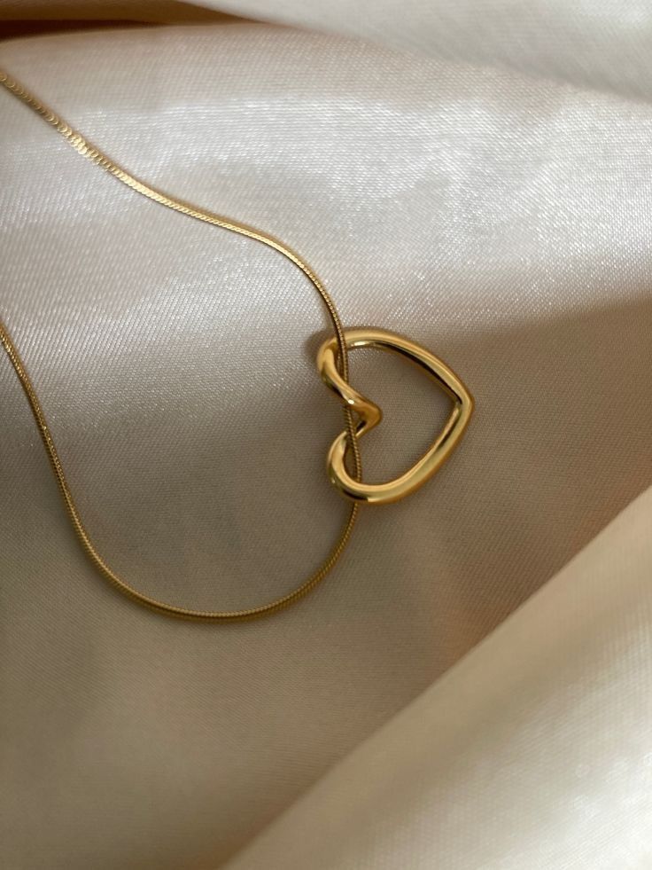 Elegant Heart Pendant Necklace-Gold Plated