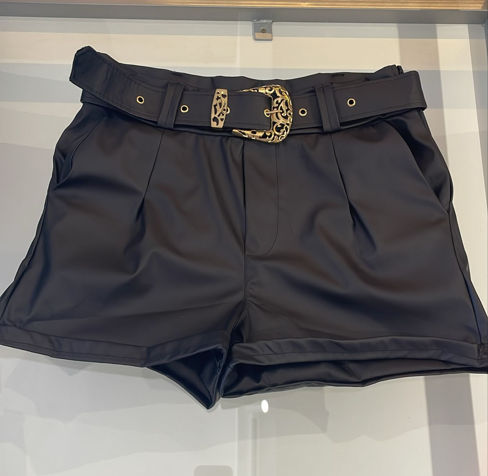 SHORT COURO PRETO
