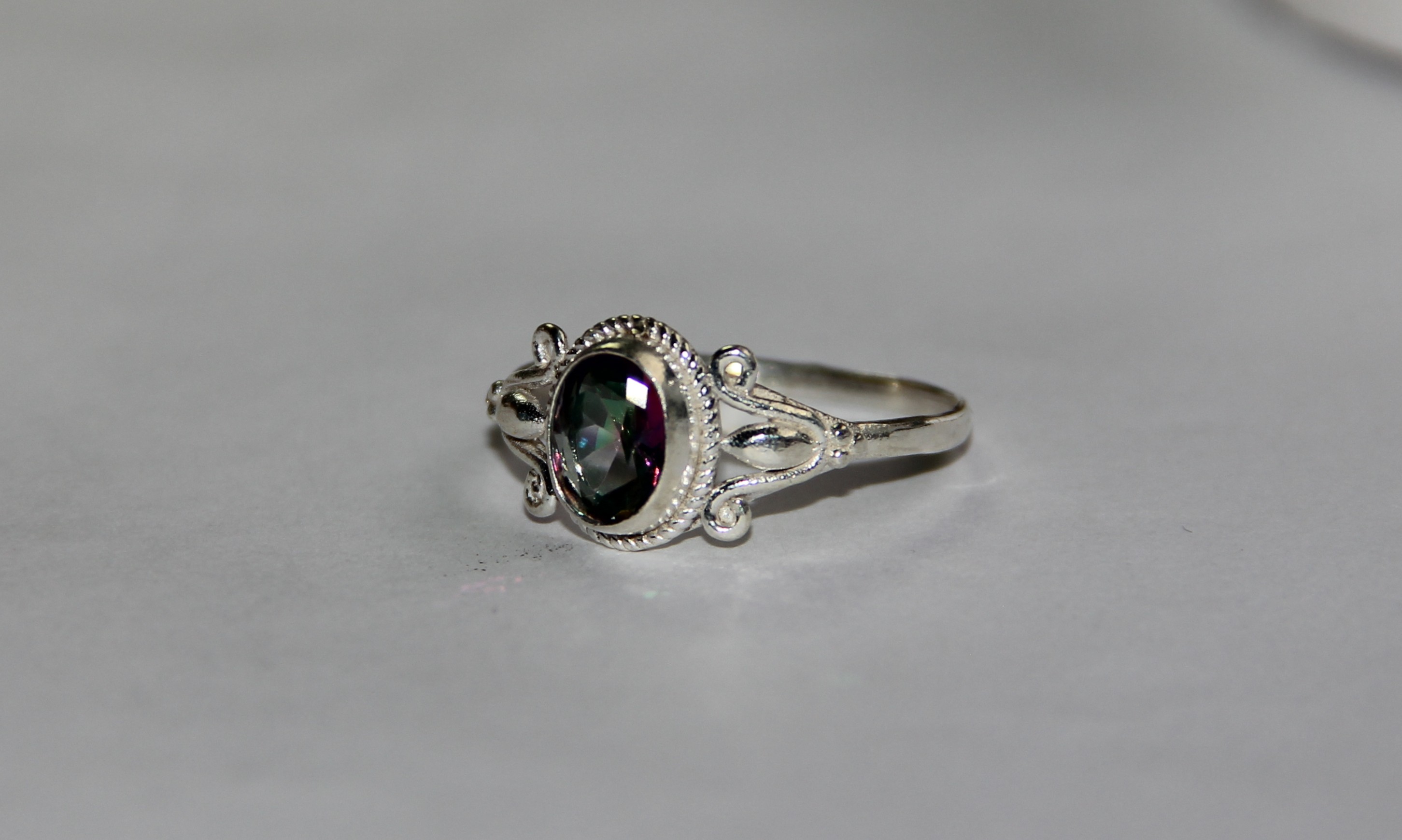 Anillo Topacio Místico Con Detalles Ornamentales