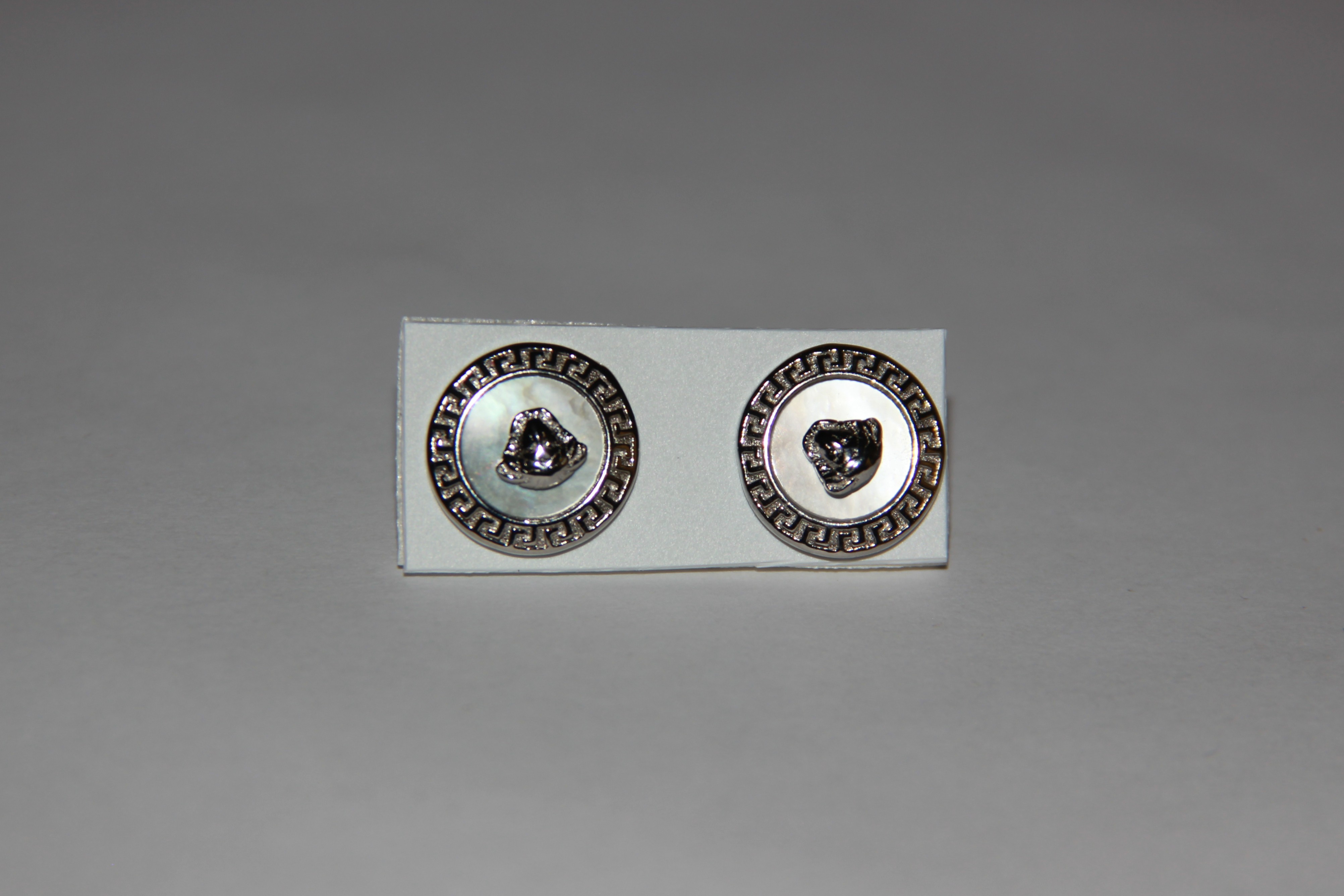 Pendientes De Botón Con Figura