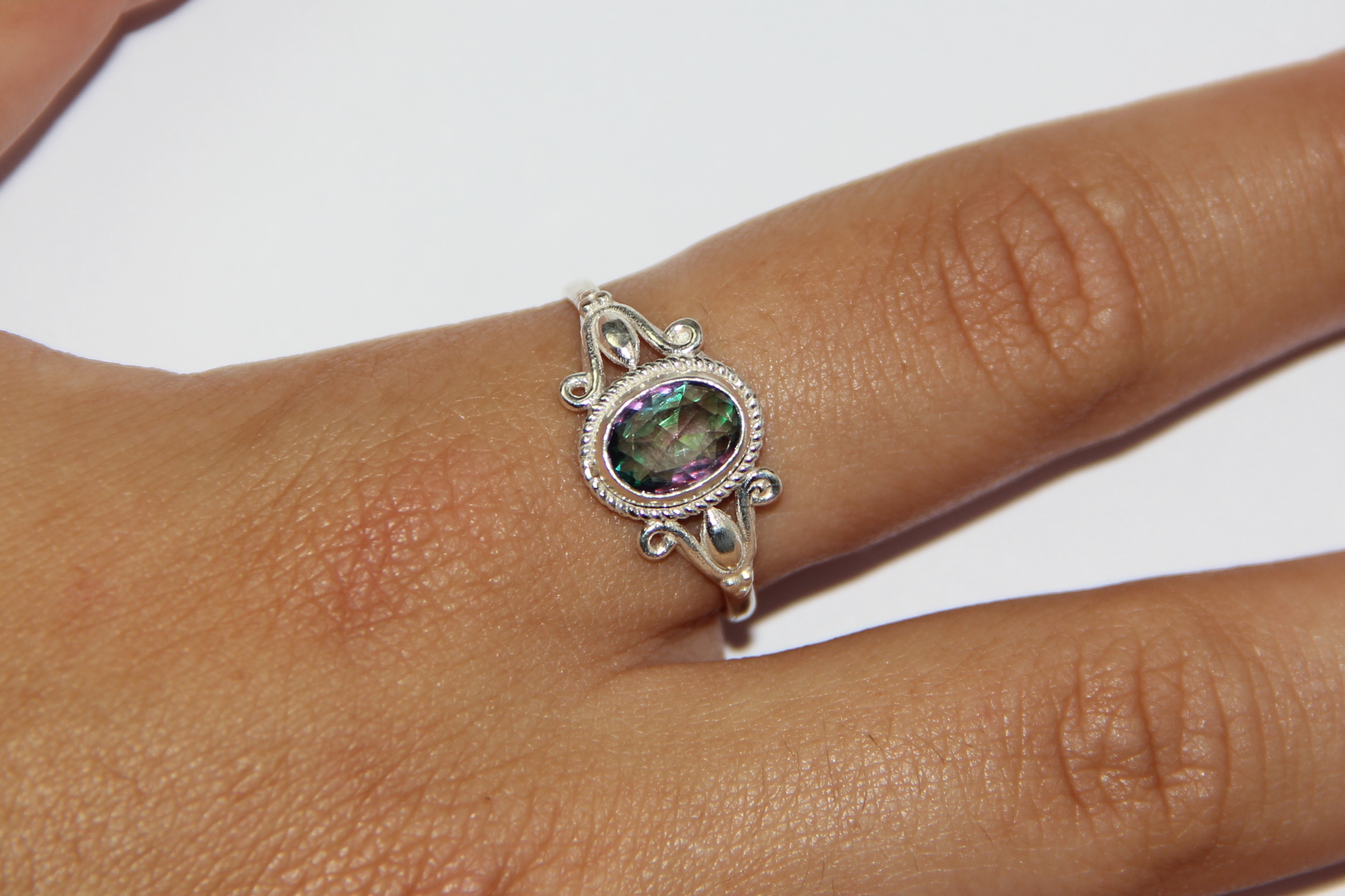 Anillo Topacio Místico Con Detalles Ornamentales