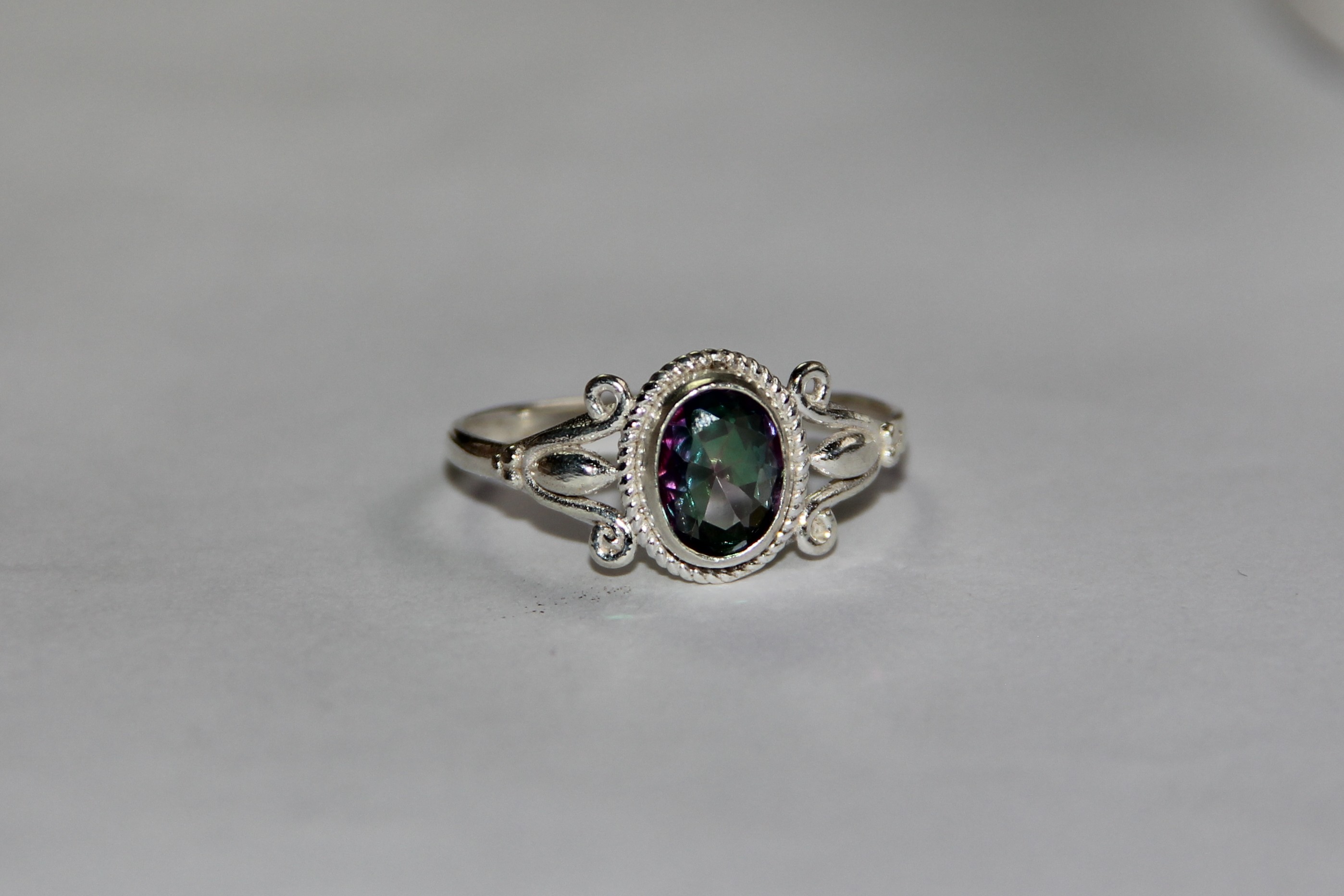 Anillo Topacio Místico Con Detalles Ornamentales