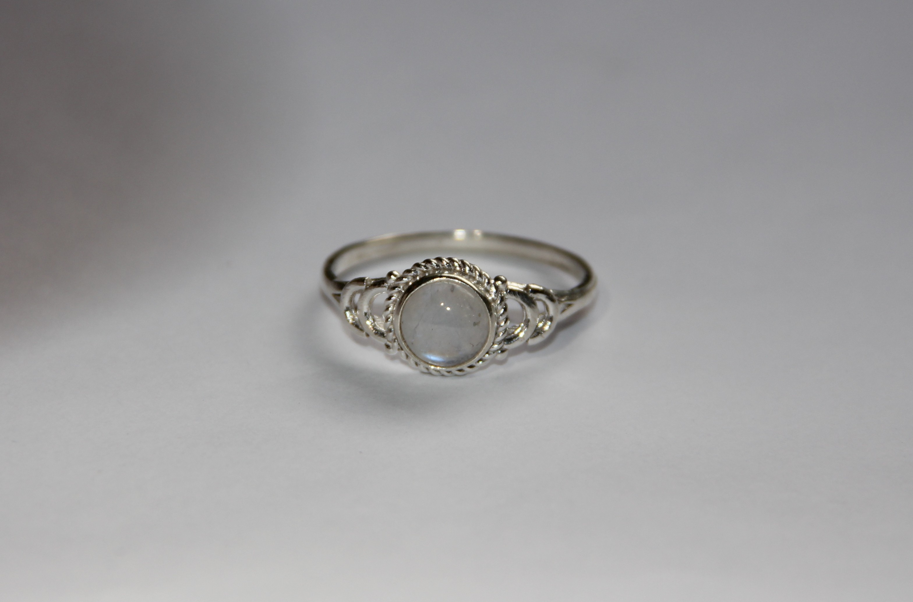 Anillo de Piedra de Luna 