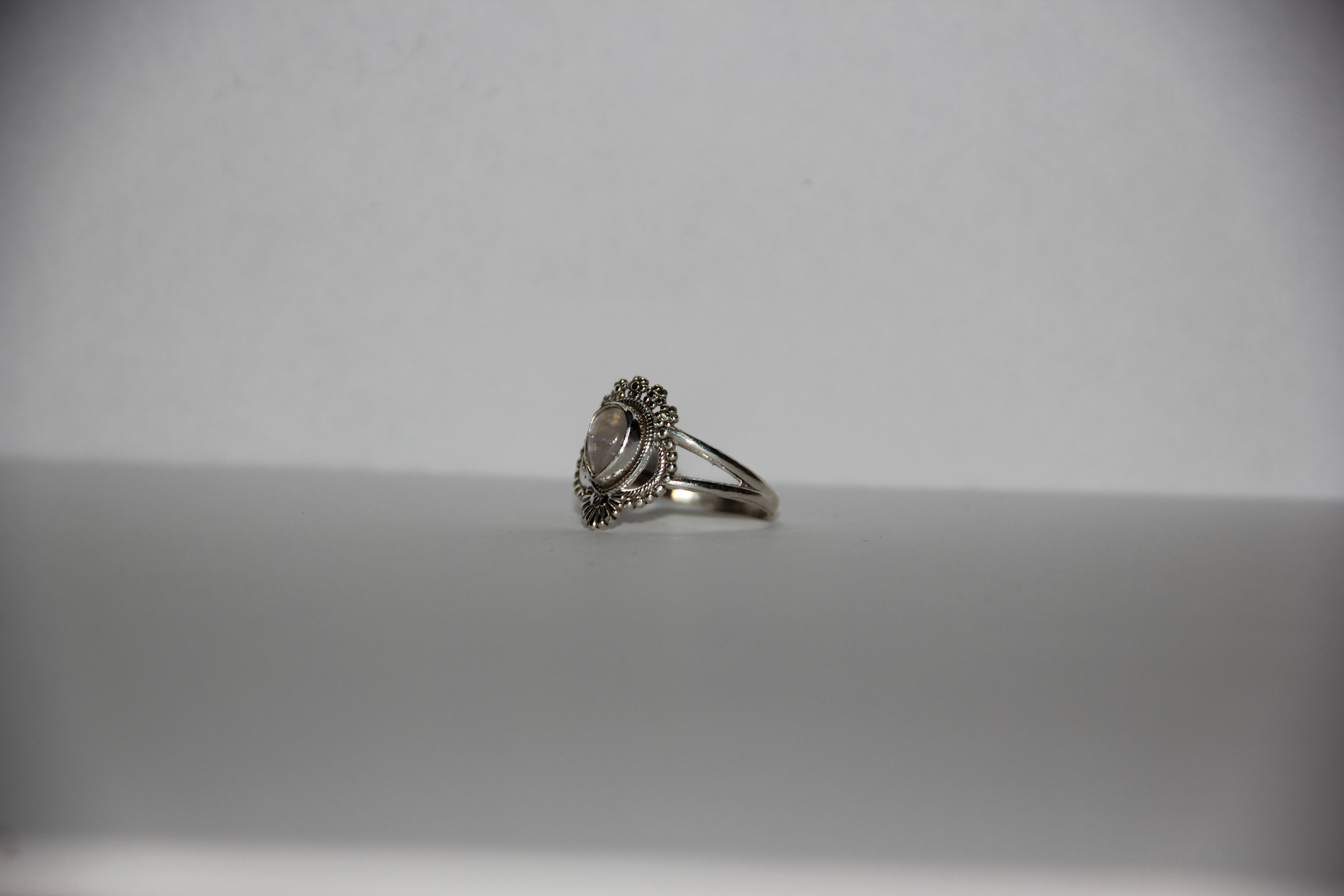 Anillo De Piedra De Luna Con Detalles Ornamentales