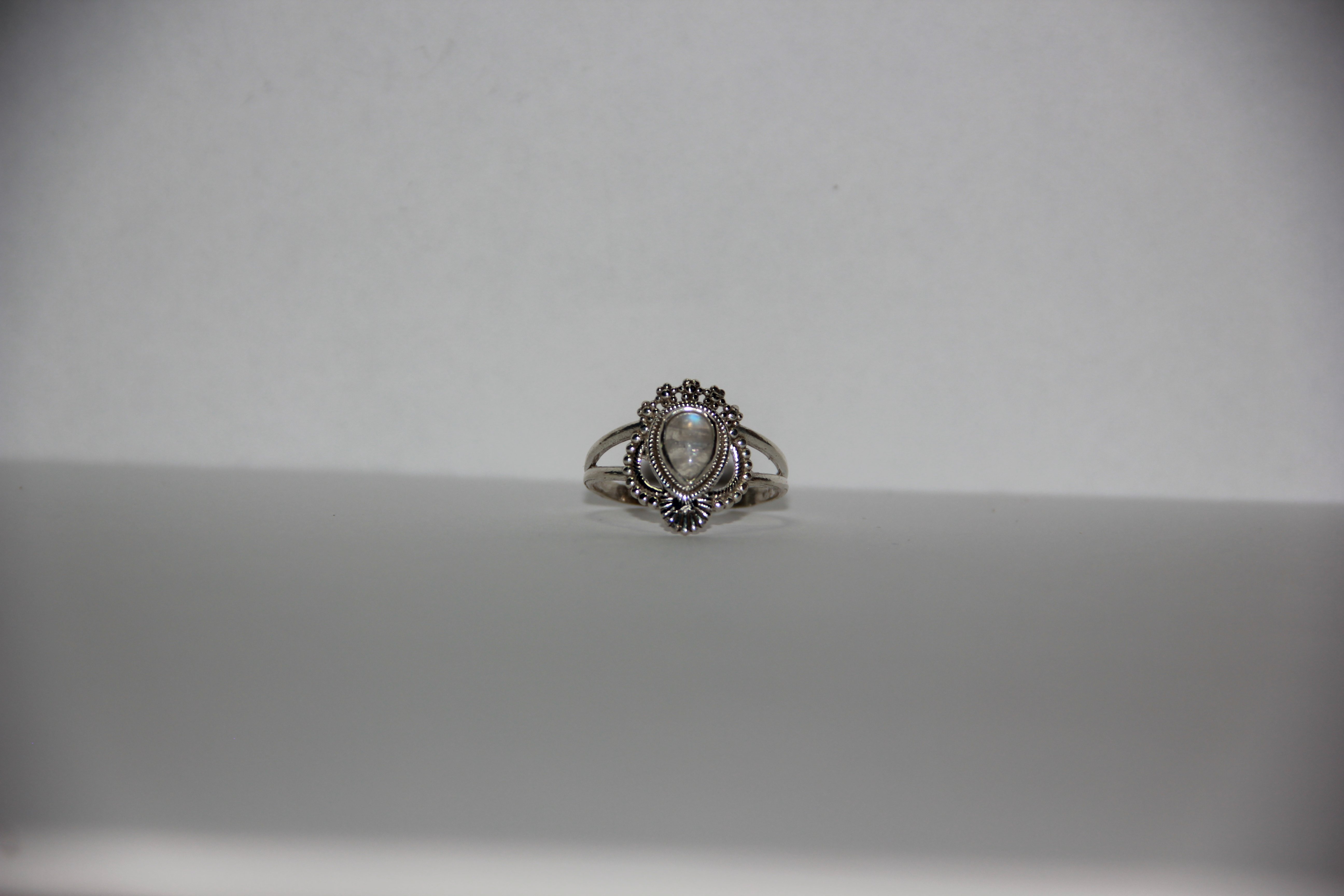 Anillo De Piedra De Luna Con Detalles Ornamentales