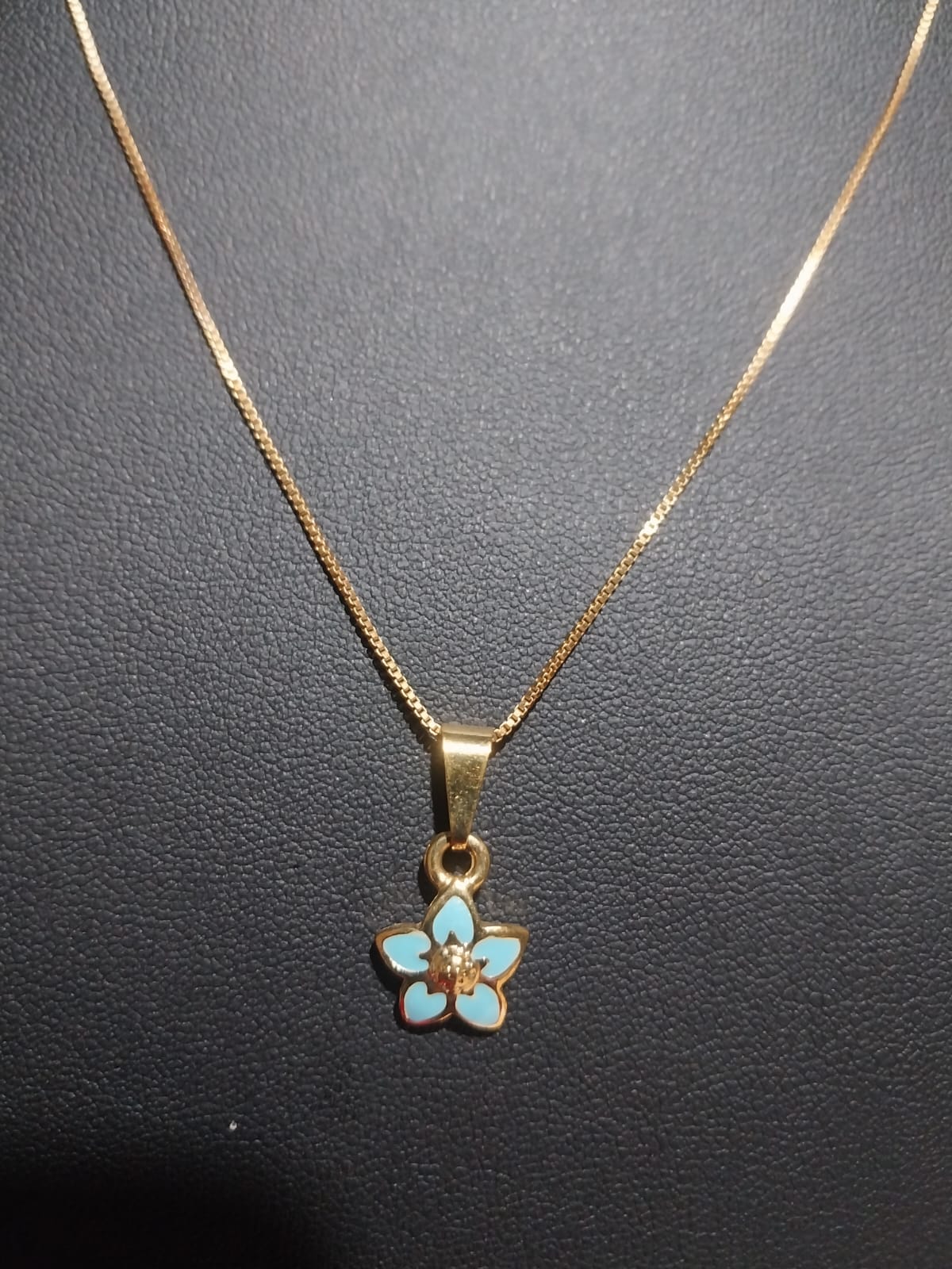 Collar con dije de flor