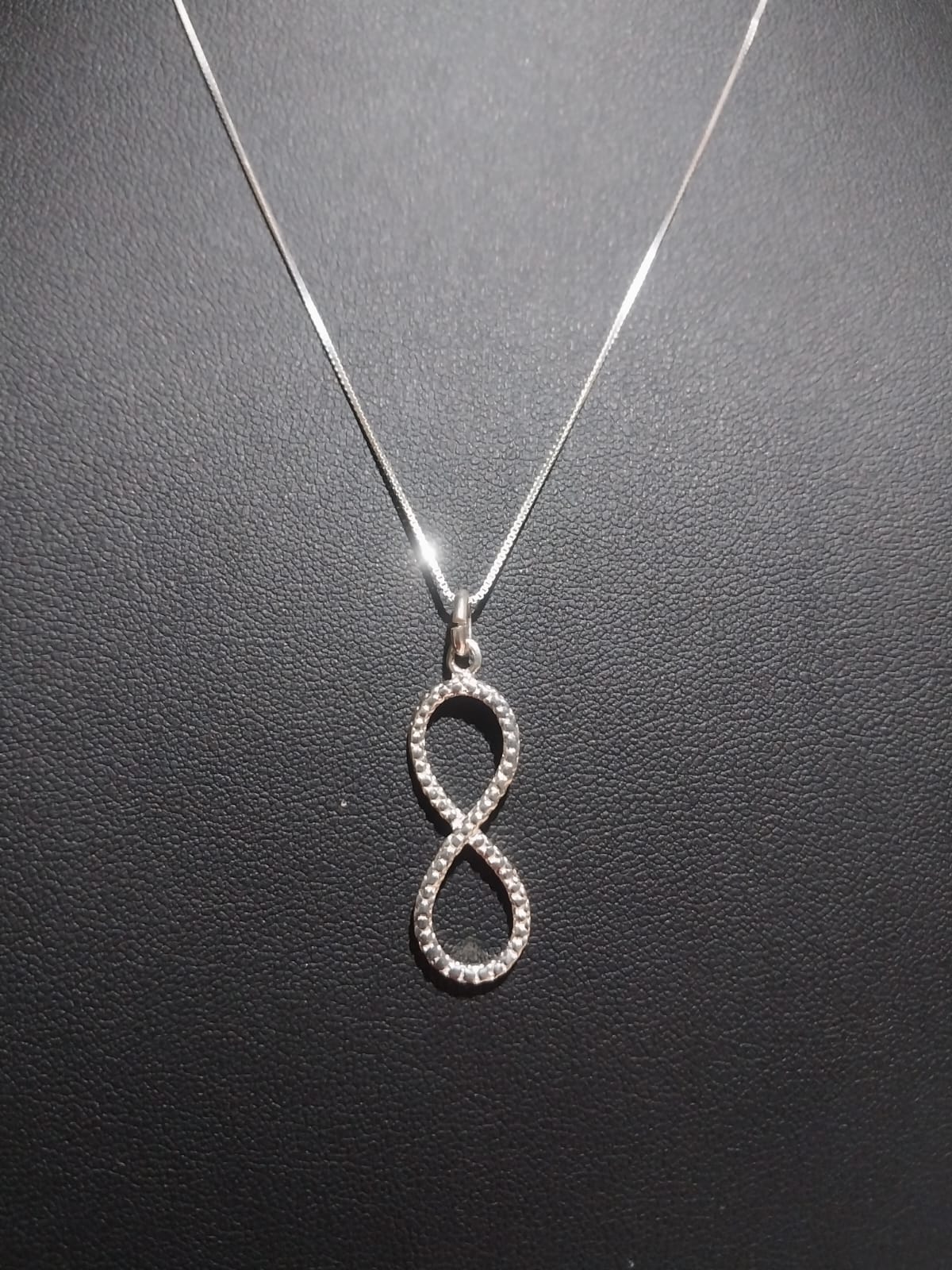 Collar con dije de infinito de plata