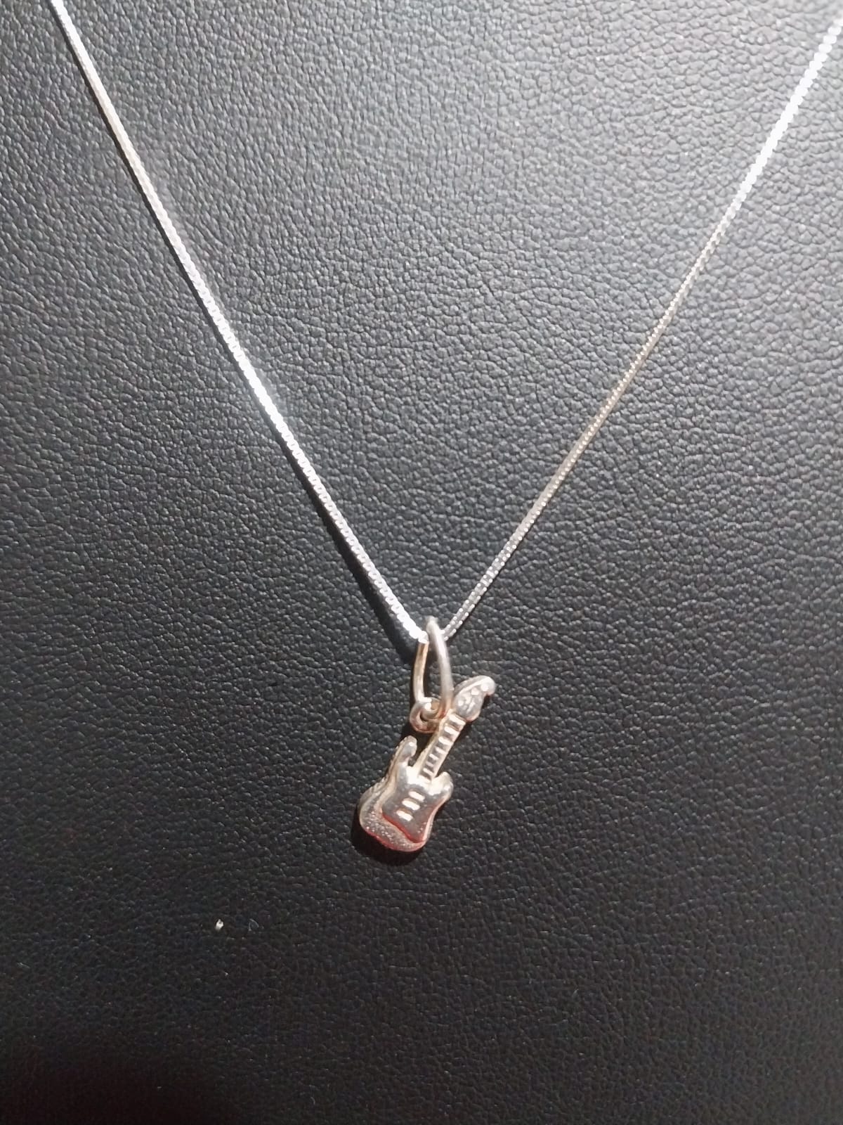 Collar con dije de guitarra en plata
