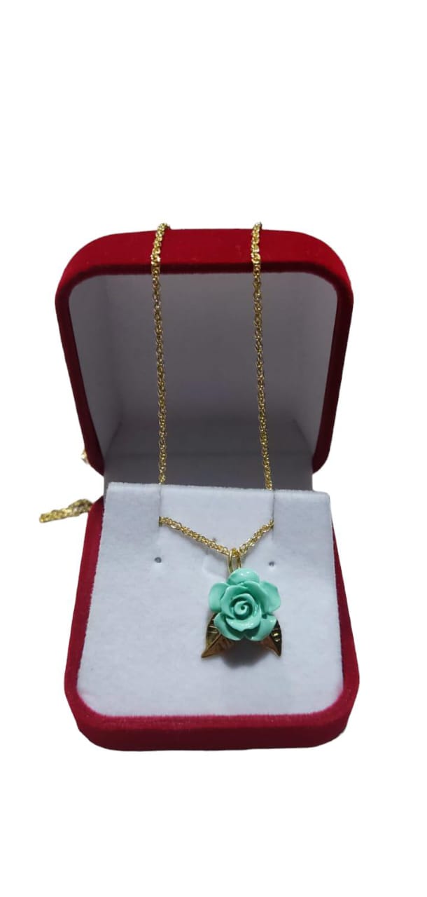 Collar con colgante de rosa enchapado