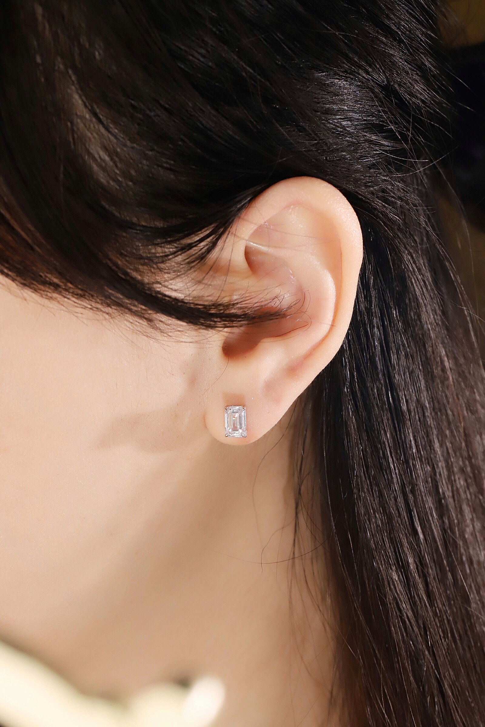 Emerald-cut diamond, 10k gold setting, 2 carats of cultivated diamond. Z-HL-E5226