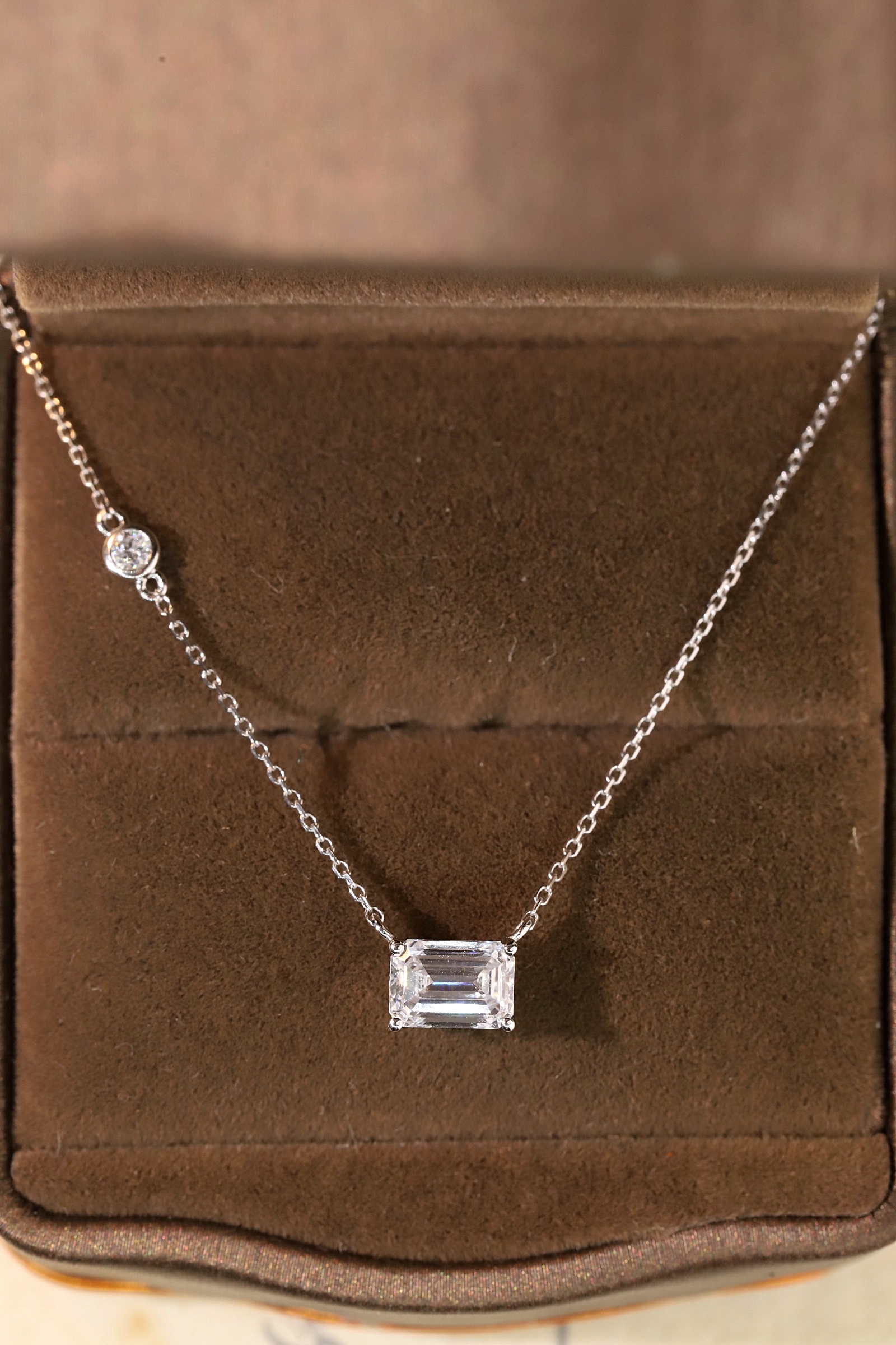 10k gold necklace with 41.6% gold content, featuring a diamond and an emerald (artificially cultivated eco-friendly diamond), with a total weight of 1.04 carats.