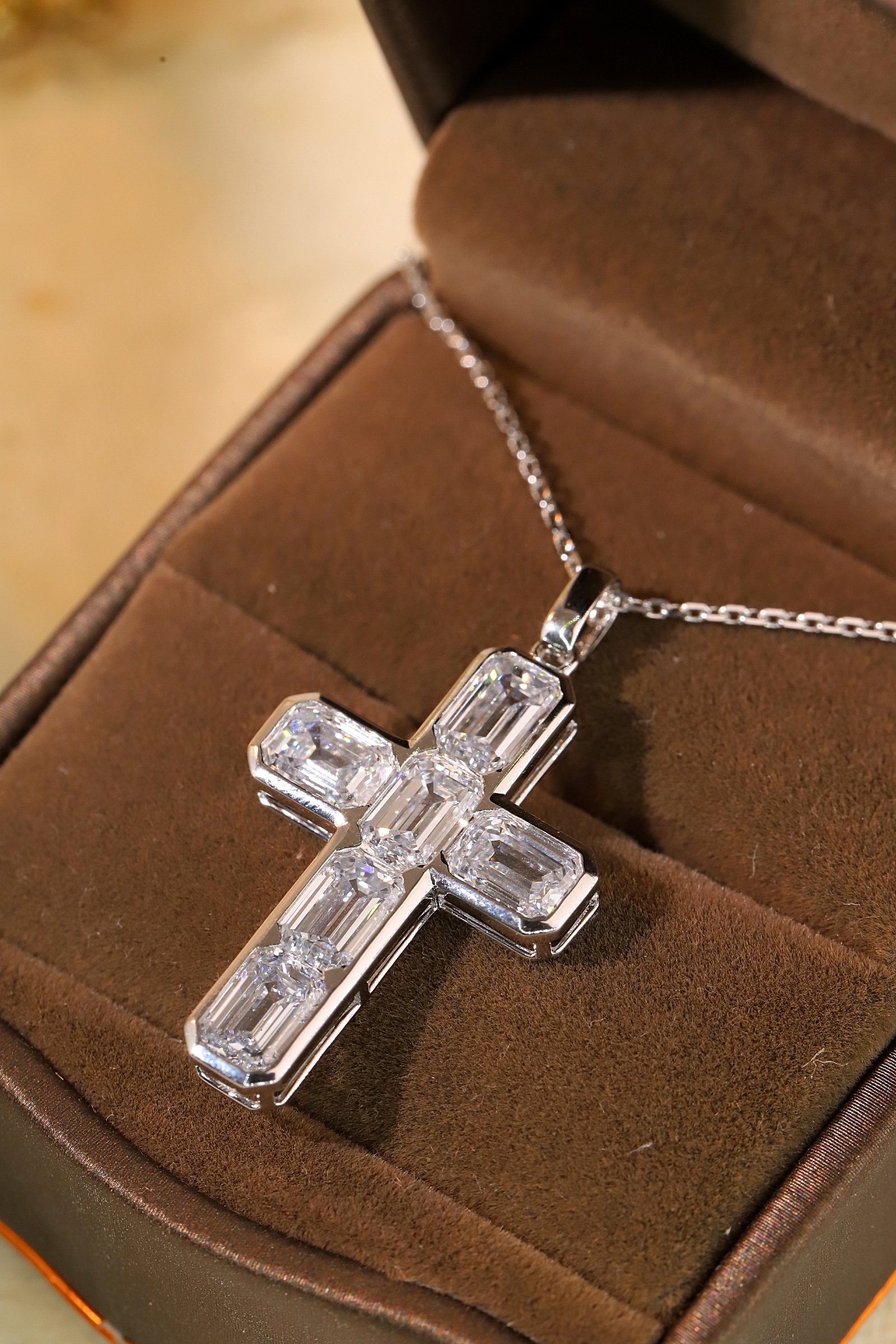 10K gold (Au 41.6%) cross pendant with lab-grown emerald-cut eco-friendly diamond (6.20 carats)HL-P2104