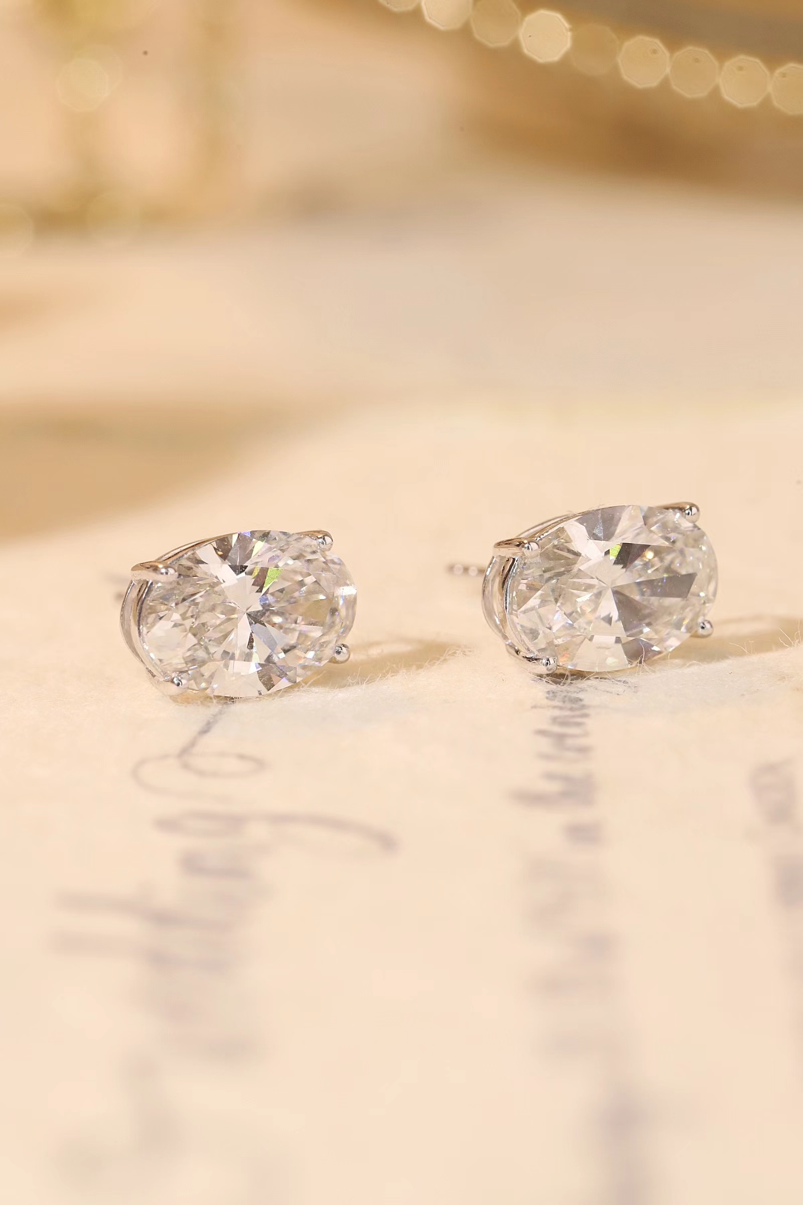 A 4-carat laboratory-grown diamond, oval cut, four-prong setting, PT900 single diamond, 2-carat.