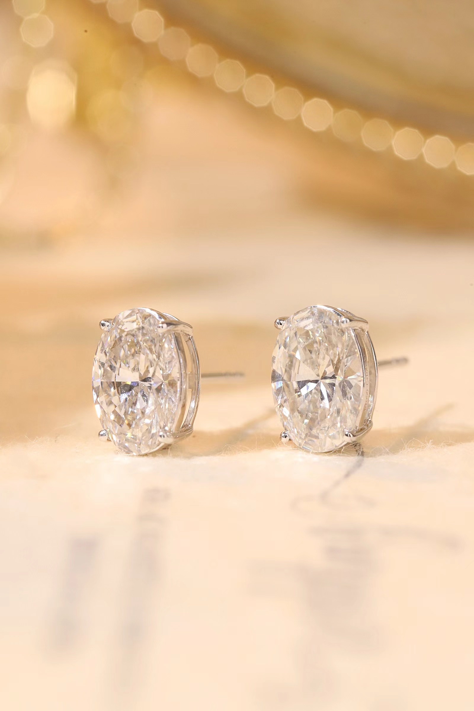 A 4-carat laboratory-grown diamond, oval cut, four-prong setting, PT900 single diamond, 2-carat.