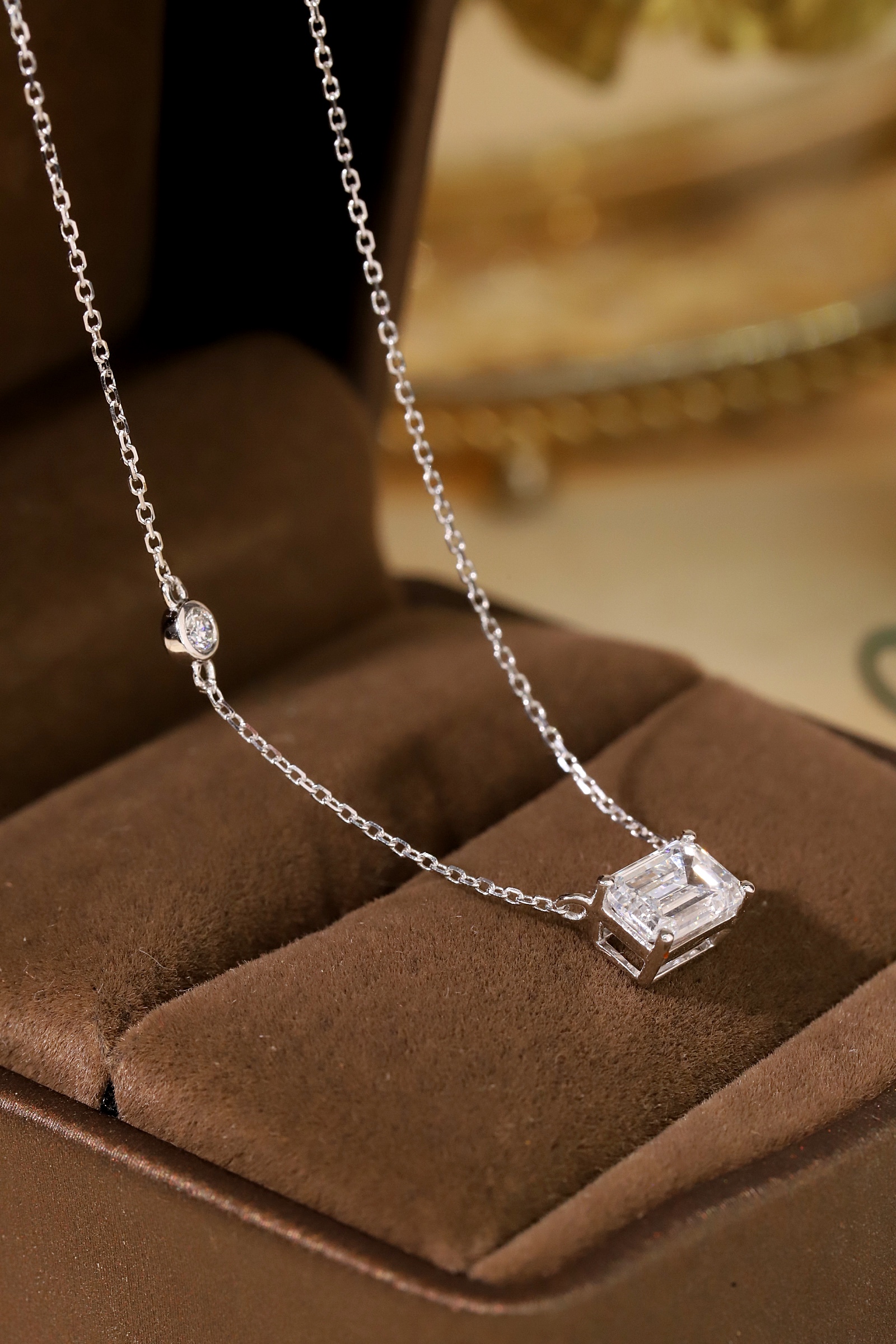 10k gold necklace with 41.6% gold content, featuring a diamond and an emerald (artificially cultivated eco-friendly diamond), with a total weight of 1.04 carats.