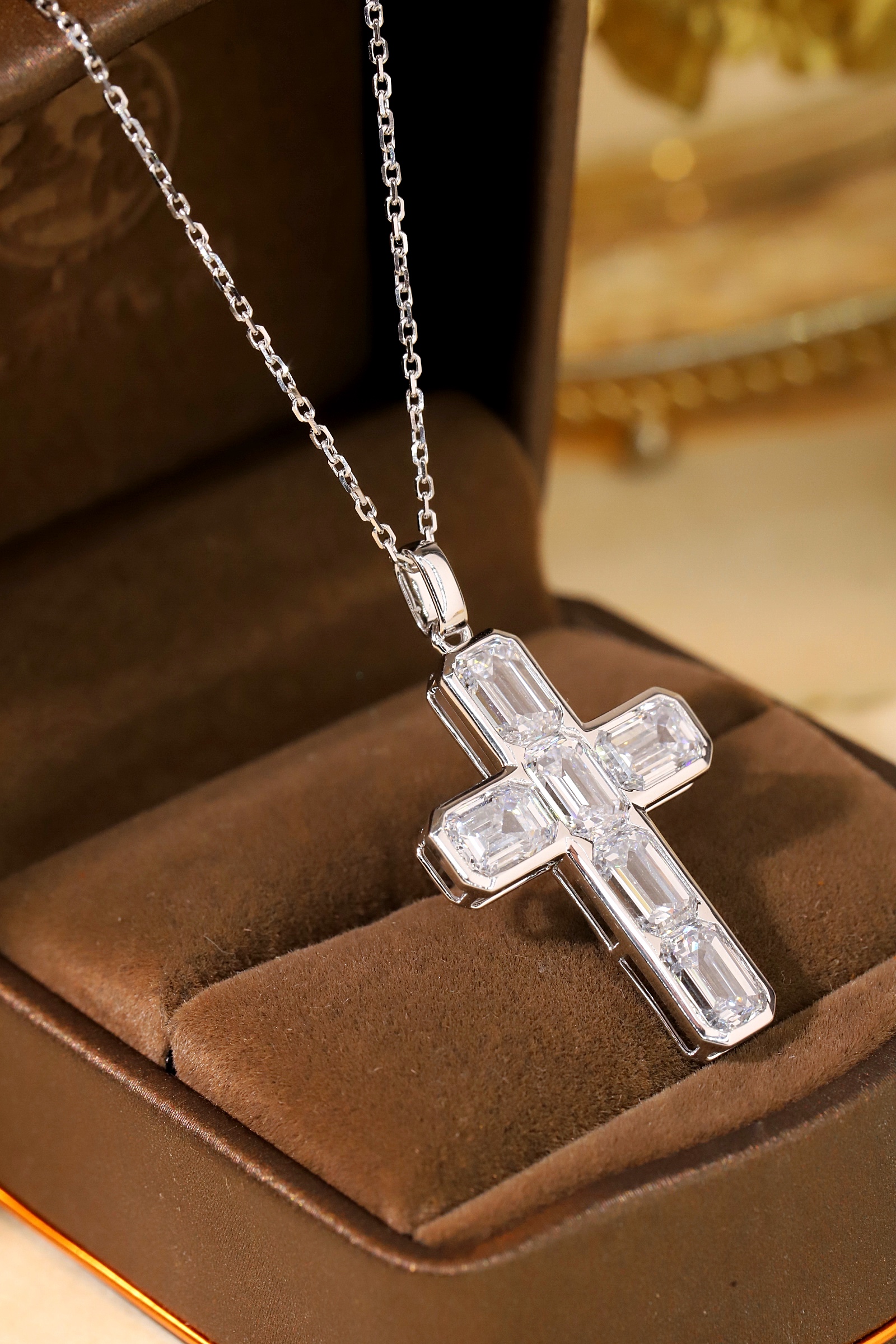 10K gold (Au 41.6%) cross pendant with lab-grown emerald-cut eco-friendly diamond (6.20 carats)HL-P2104