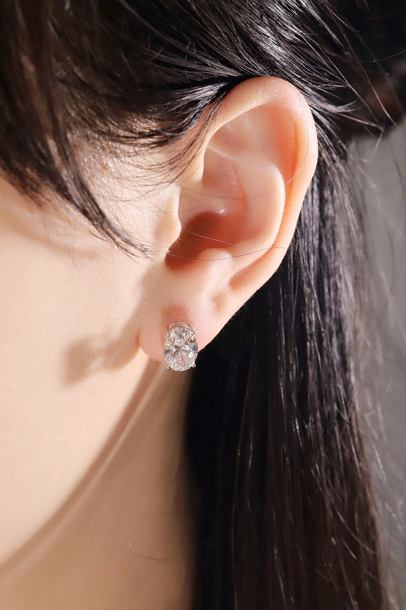 A 4-carat laboratory-grown diamond, oval cut, four-prong setting, PT900 single diamond, 2-carat.