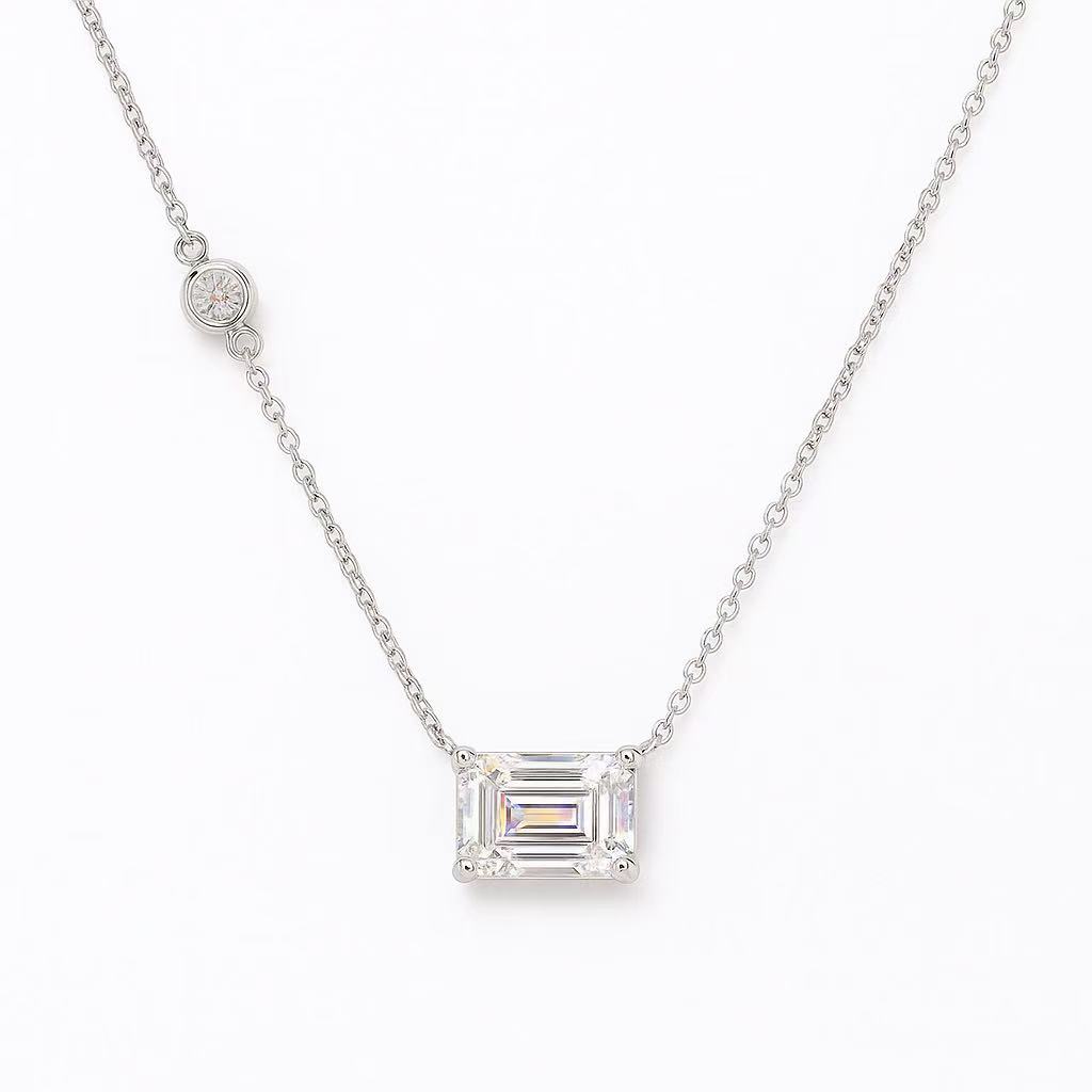 10k gold necklace with 41.6% gold content, featuring a diamond and an emerald (artificially cultivated eco-friendly diamond), with a total weight of 1.04 carats.