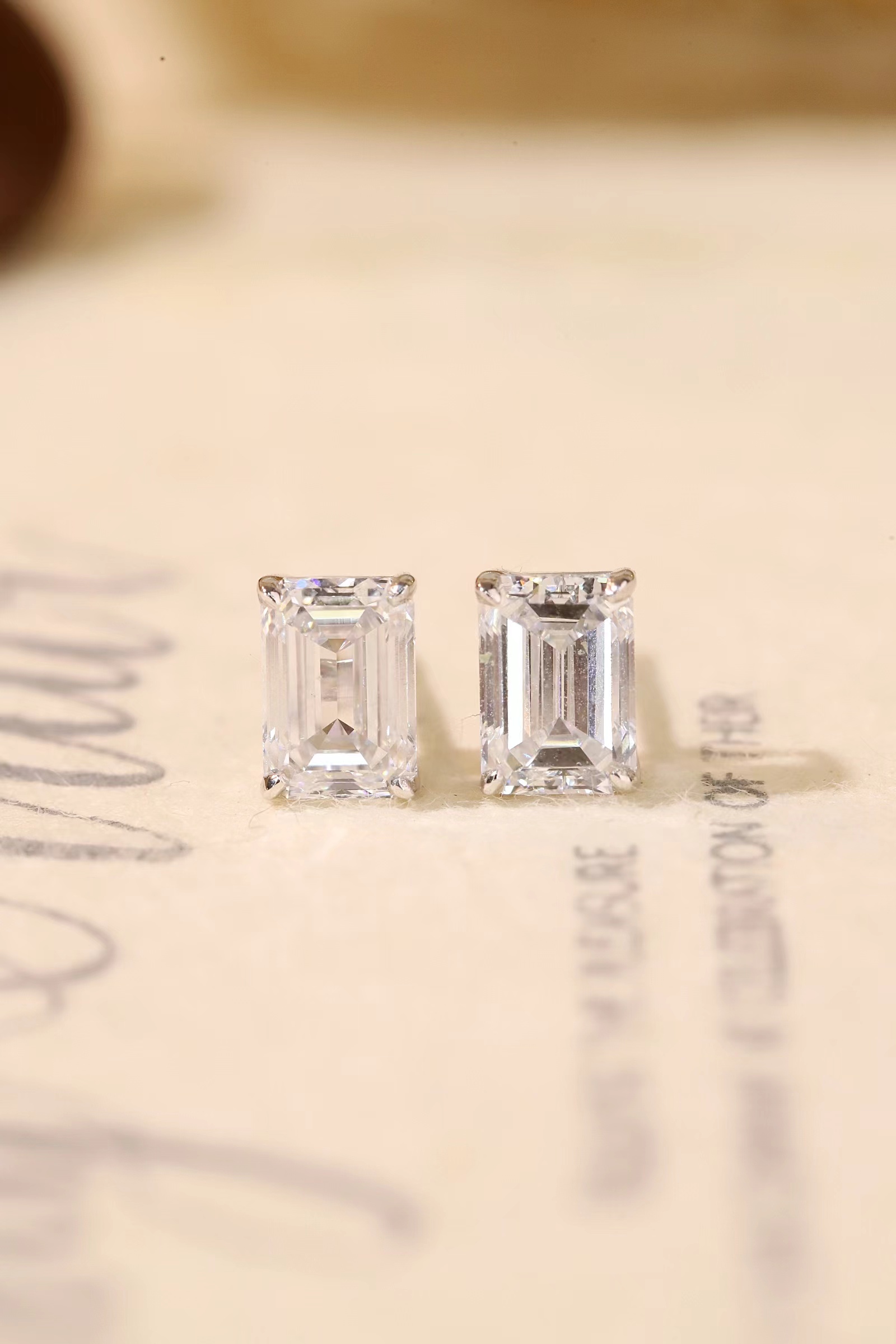 Emerald-cut diamond, 10k gold setting, 2 carats of cultivated diamond. Z-HL-E5226