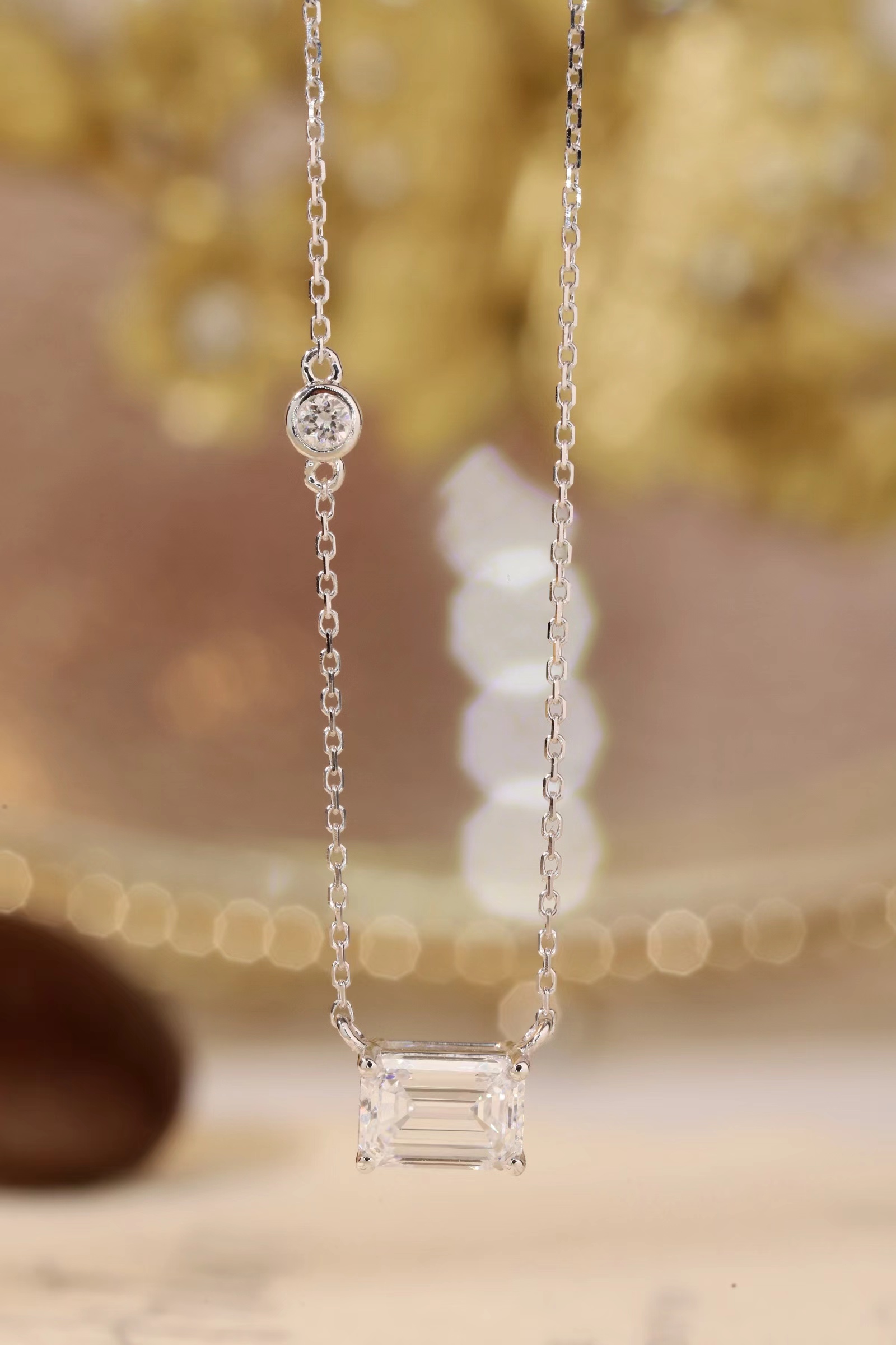 10k gold necklace with 41.6% gold content, featuring a diamond and an emerald (artificially cultivated eco-friendly diamond), with a total weight of 1.04 carats.