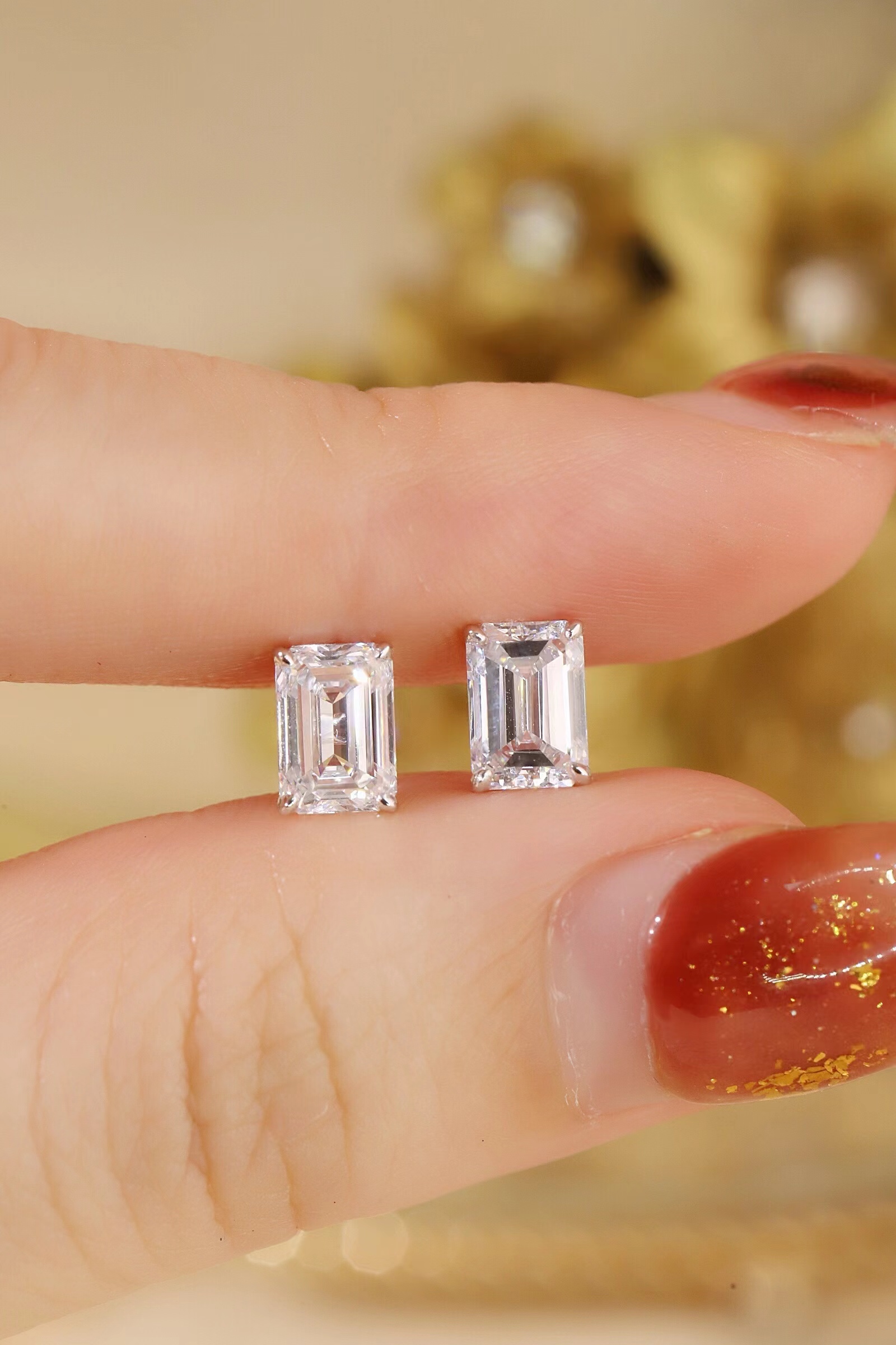 Emerald-cut diamond, 10k gold setting, 2 carats of cultivated diamond. Z-HL-E5226