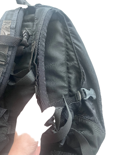 背囊背帶破損 Backpack Strap Tear