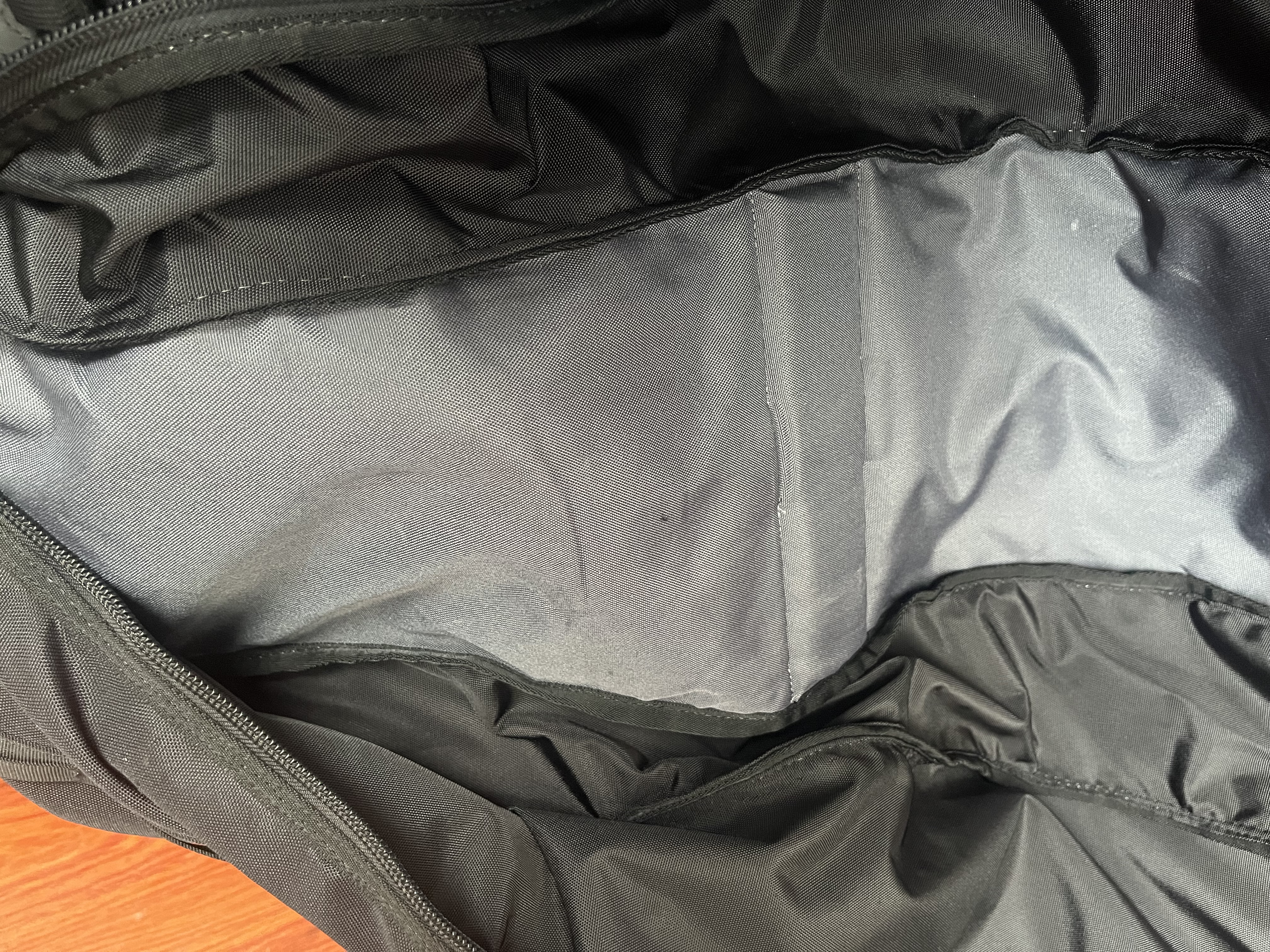 Ski bag equipped with durable inner fabric 滑雪袋加裝耐用內層布料