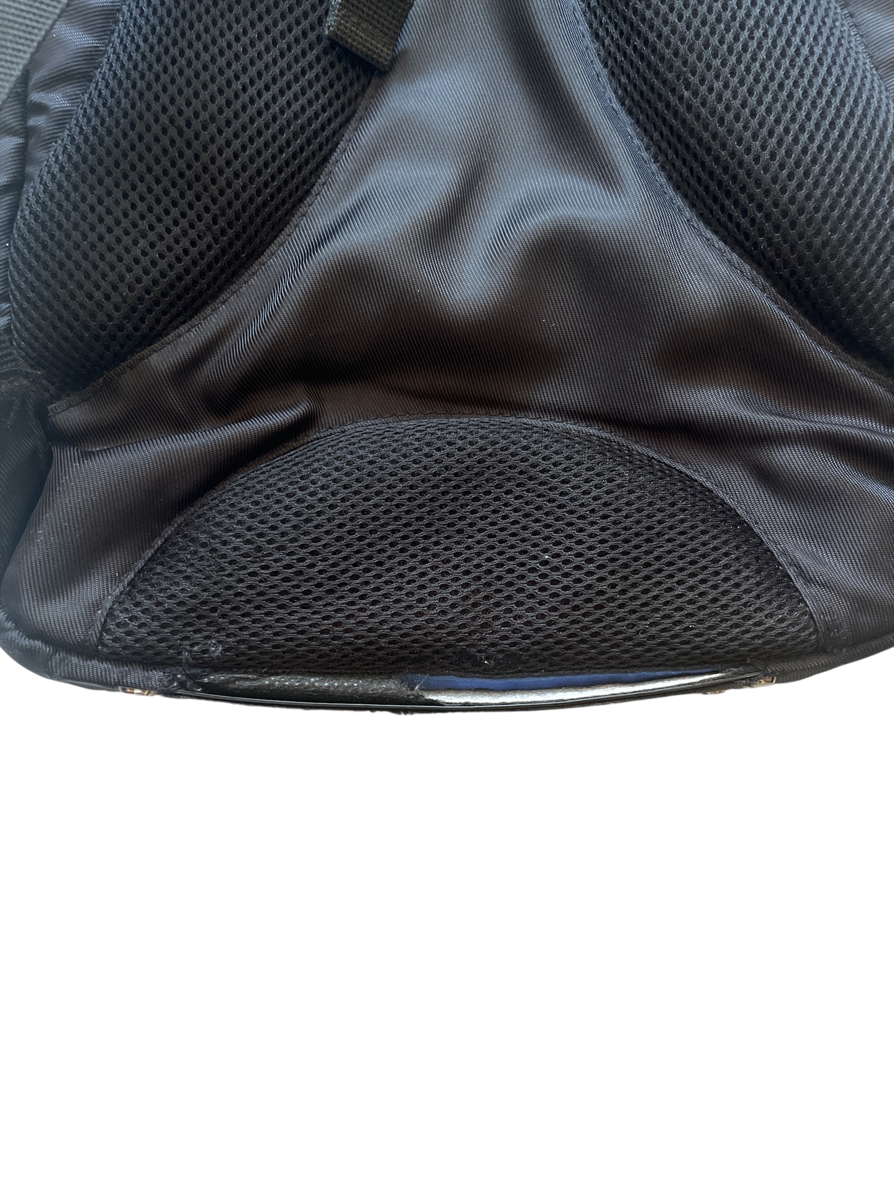 Backpack Bottom Tear (Leather Patching) 背囊底部破損 (用皮修補) 