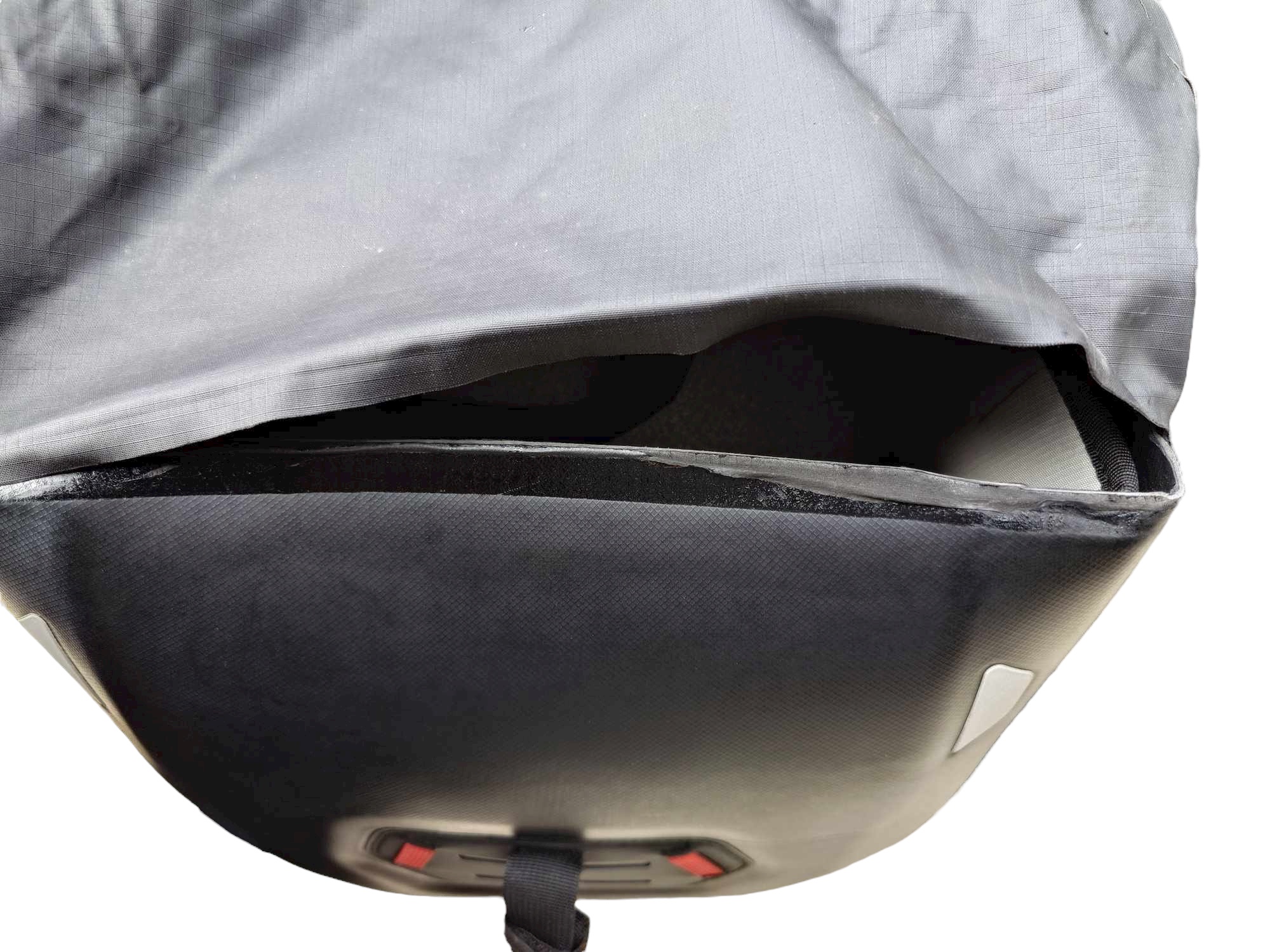 Motorcycle Bag Fabric Tear Repair 電單車袋撕裂布料修復服務