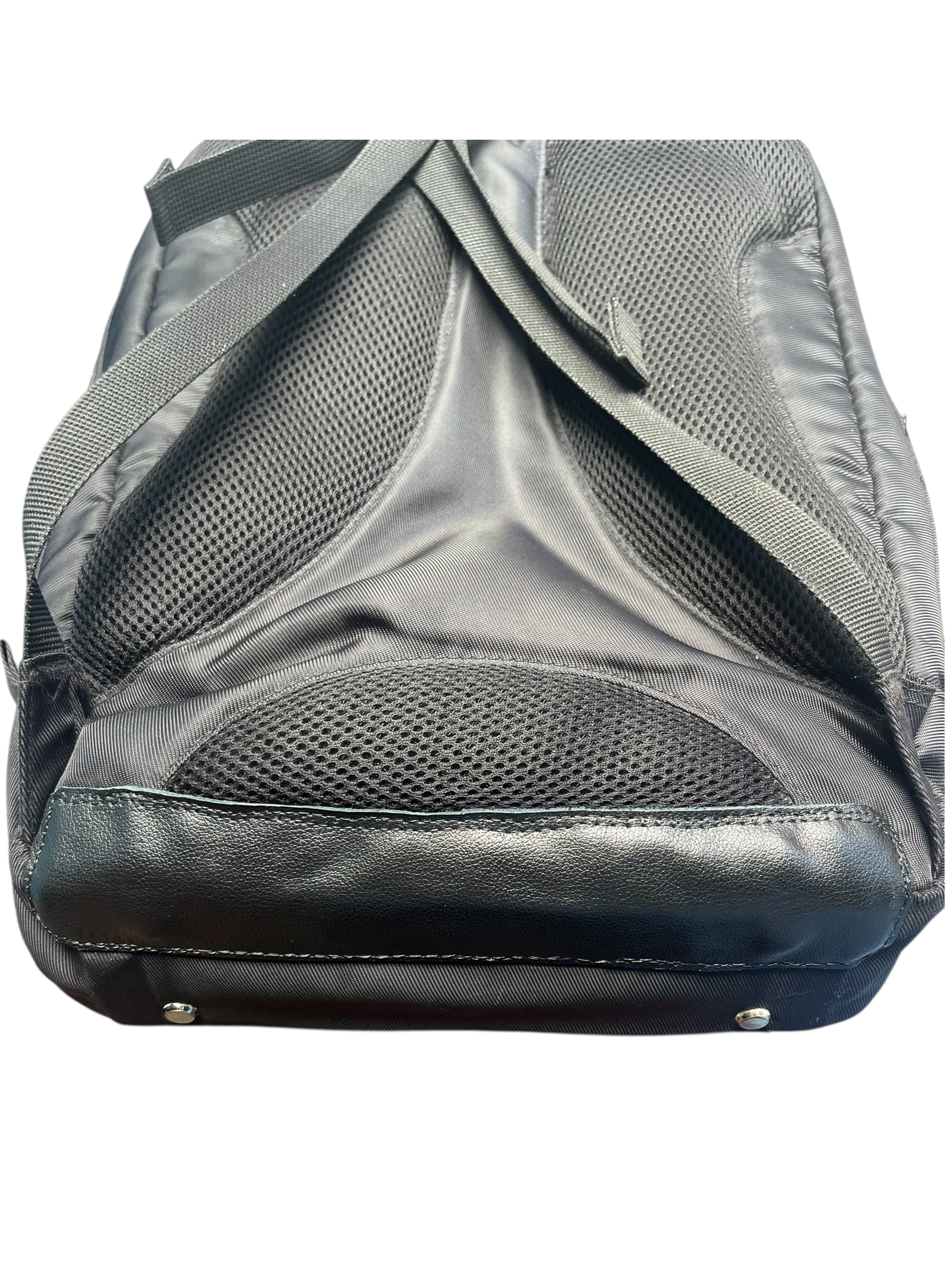 Backpack Bottom Tear (Leather Patching) 背囊底部破損 (用皮修補) 
