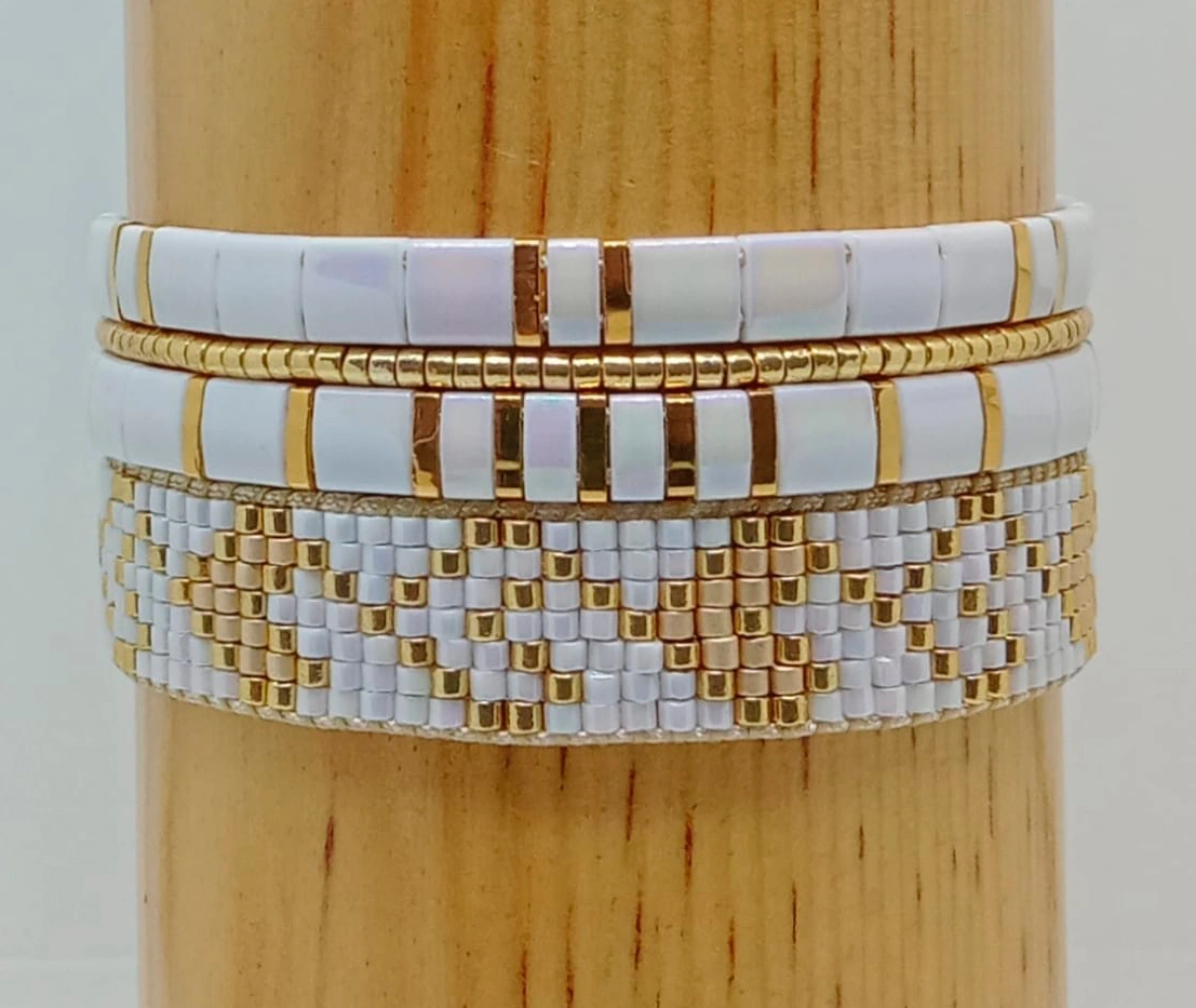 Set de Lujo 4 Piezas Miyuki: Diseño Geométrico Blanco Nácar y Oro 